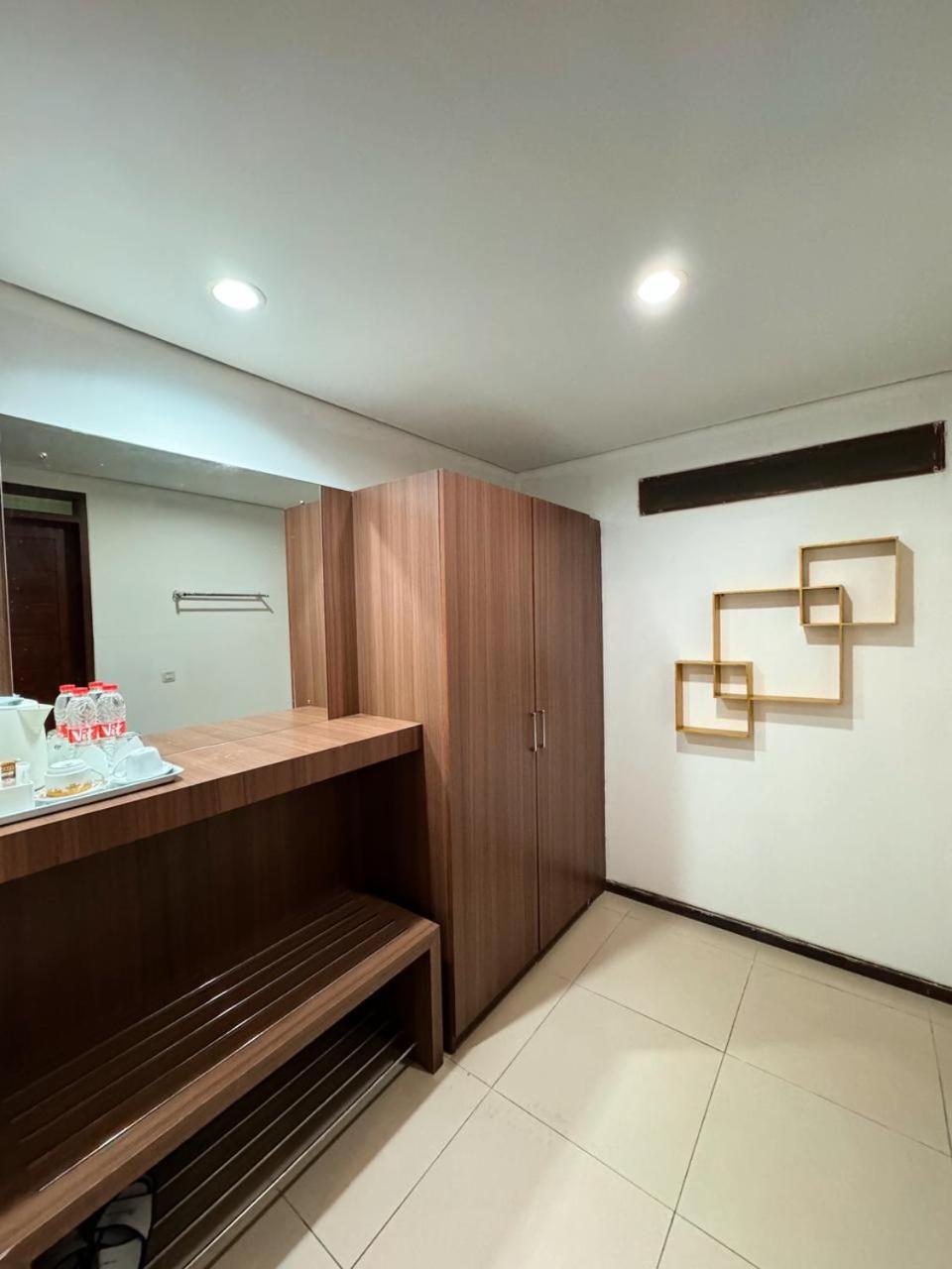 Queen Room with Balcony - Photo 7
