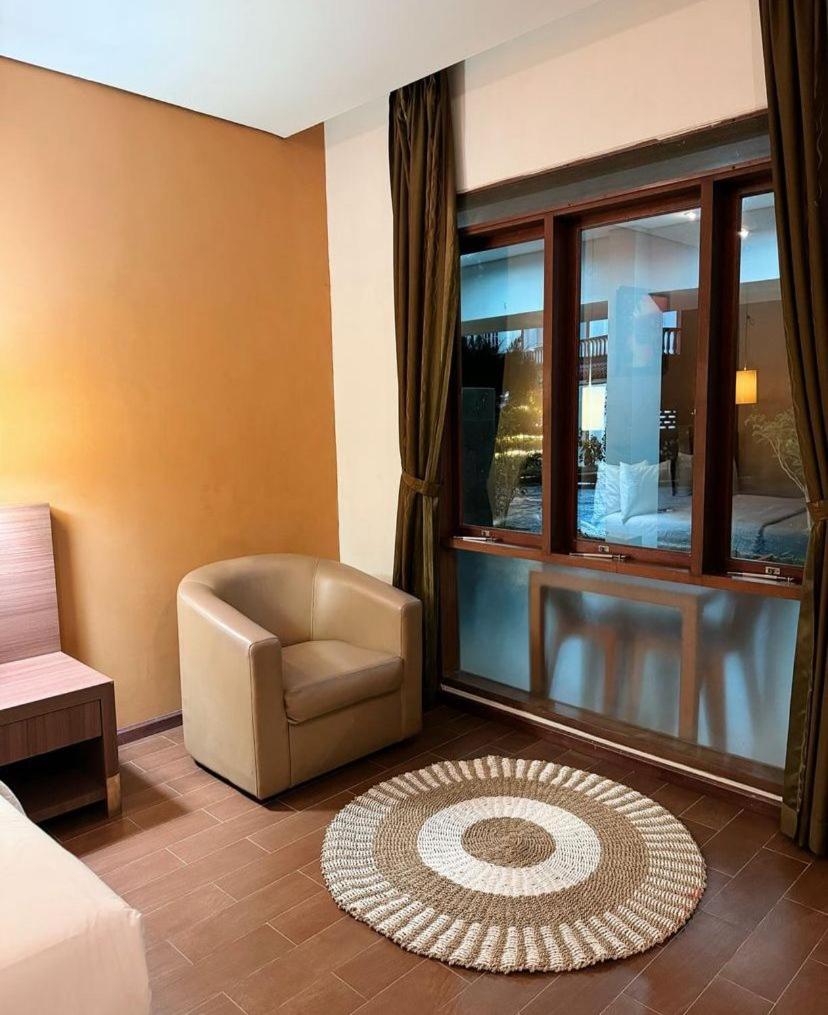 Queen Room with Balcony - Photo 6