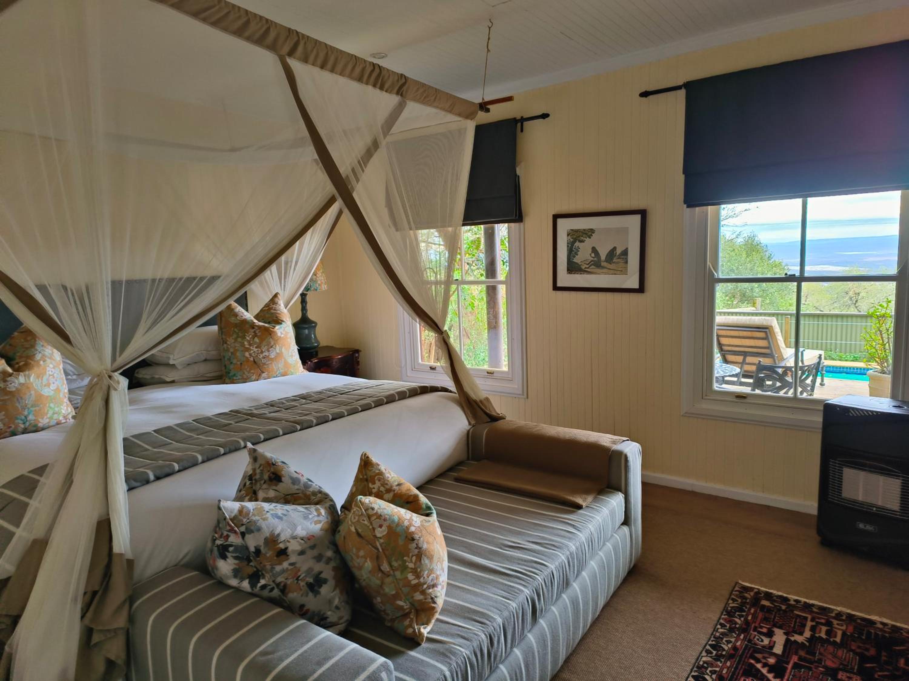 Suite with Pool View - Photo 2