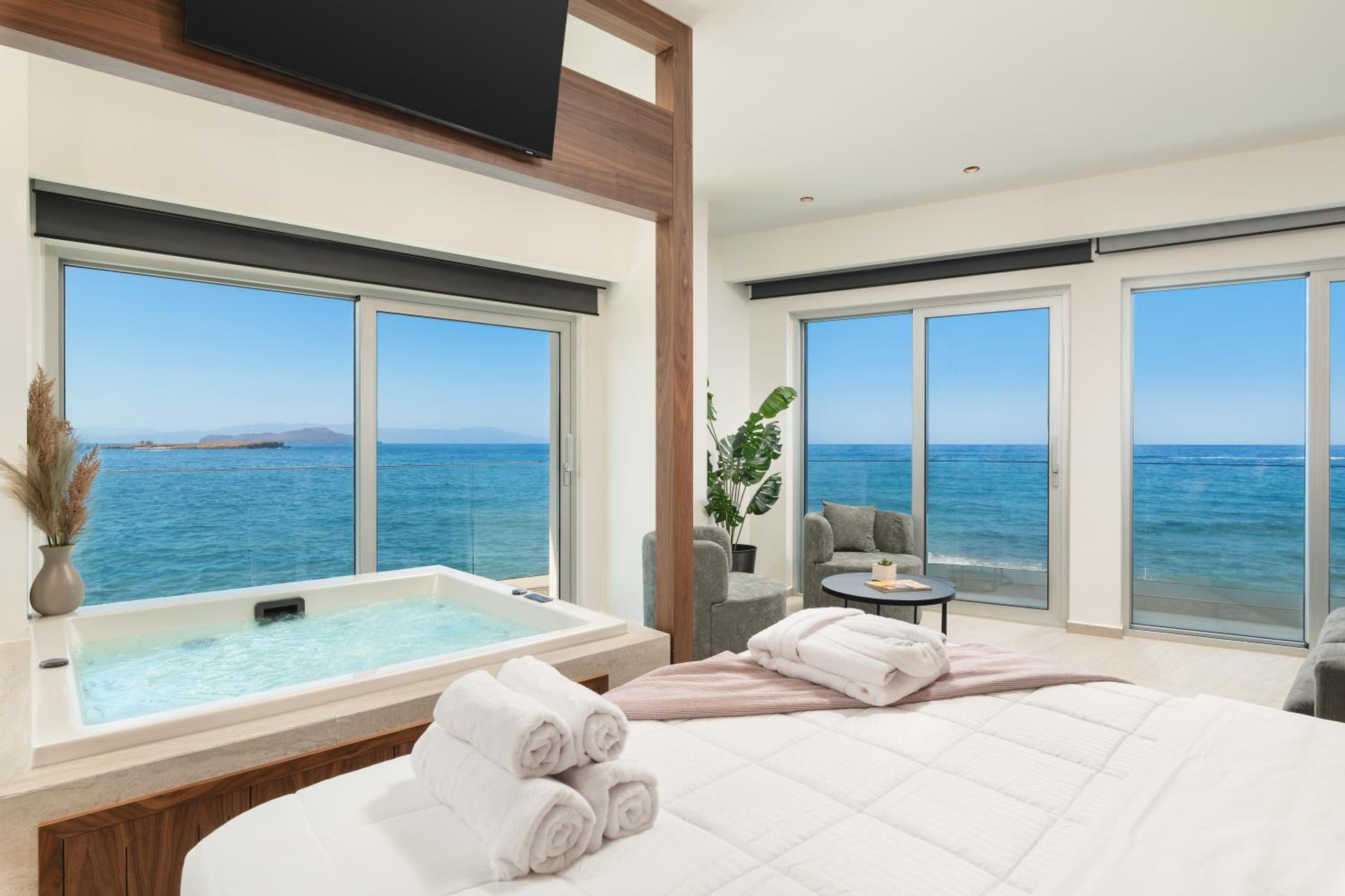 Superior Seafront Suite with Indoor Hot tub