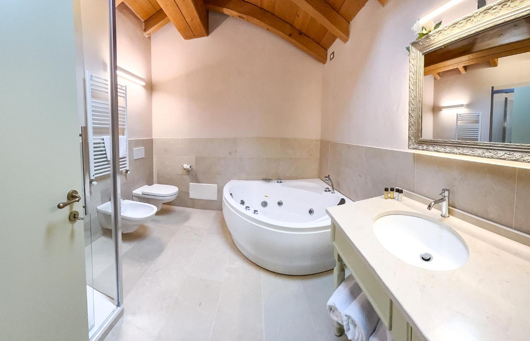 Deluxe Suite with Spa Bath photo 2
