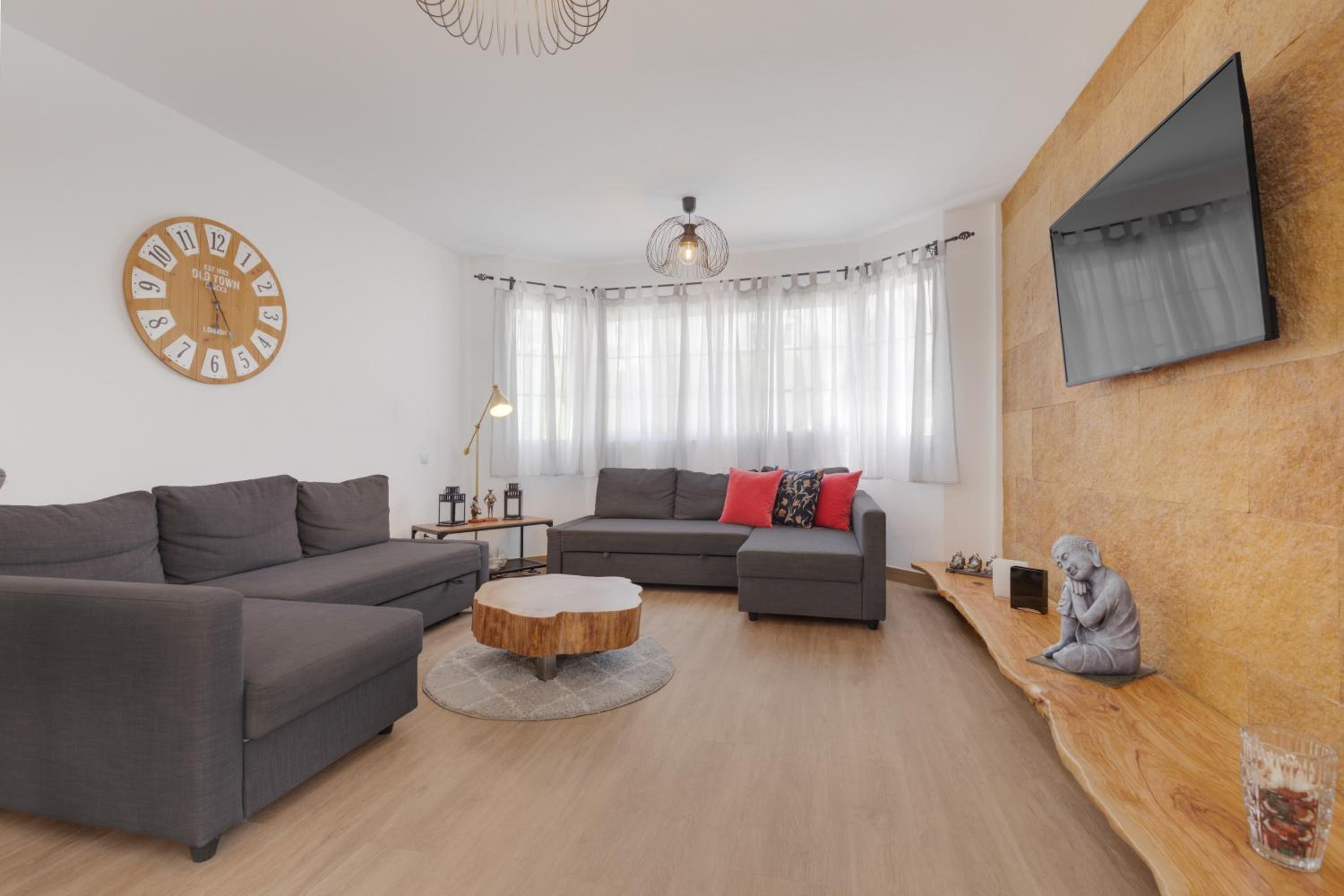 Villa - Photo 1