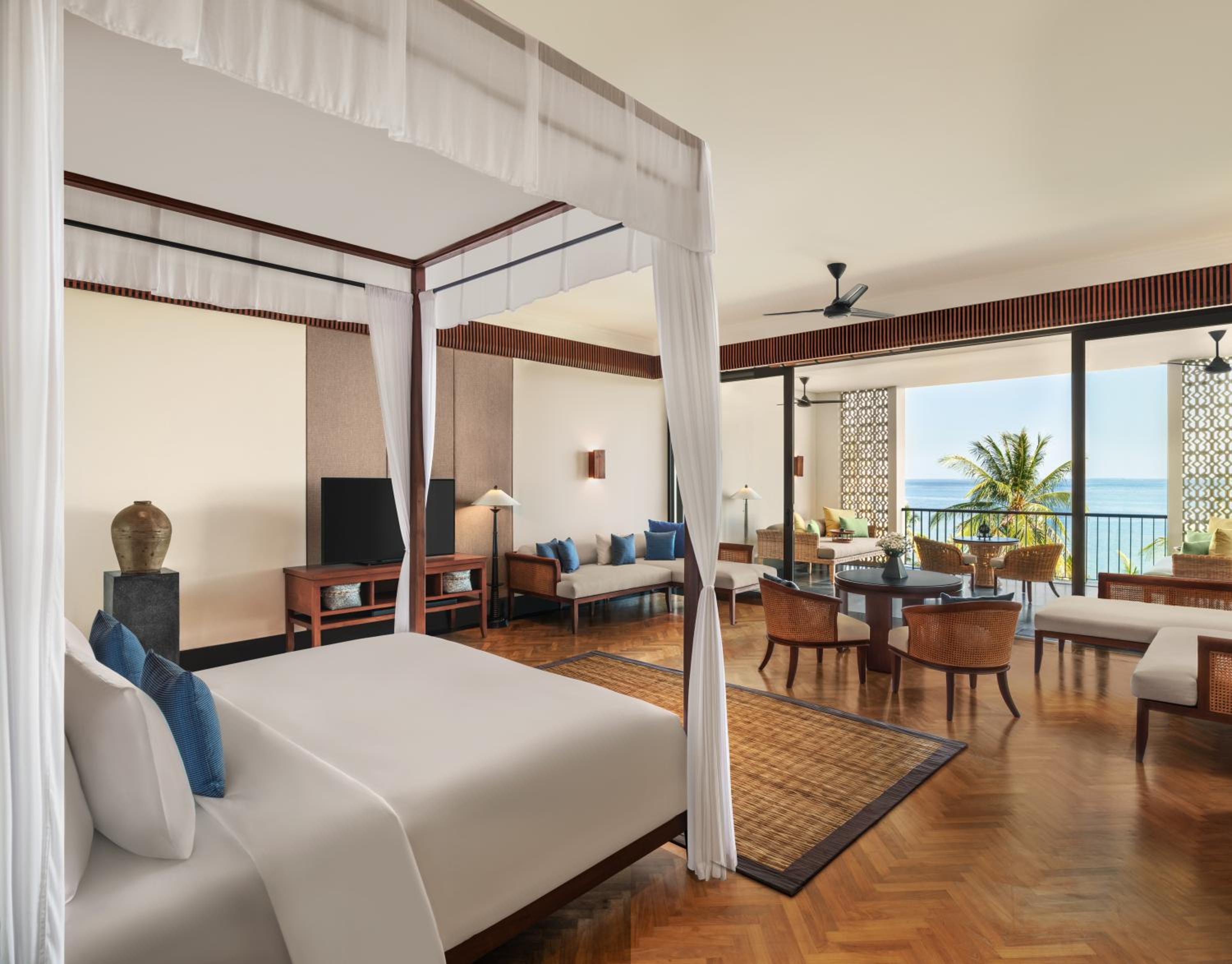 Deluxe King Suite with Balcony and Ocean View - High Floor - Photo 1