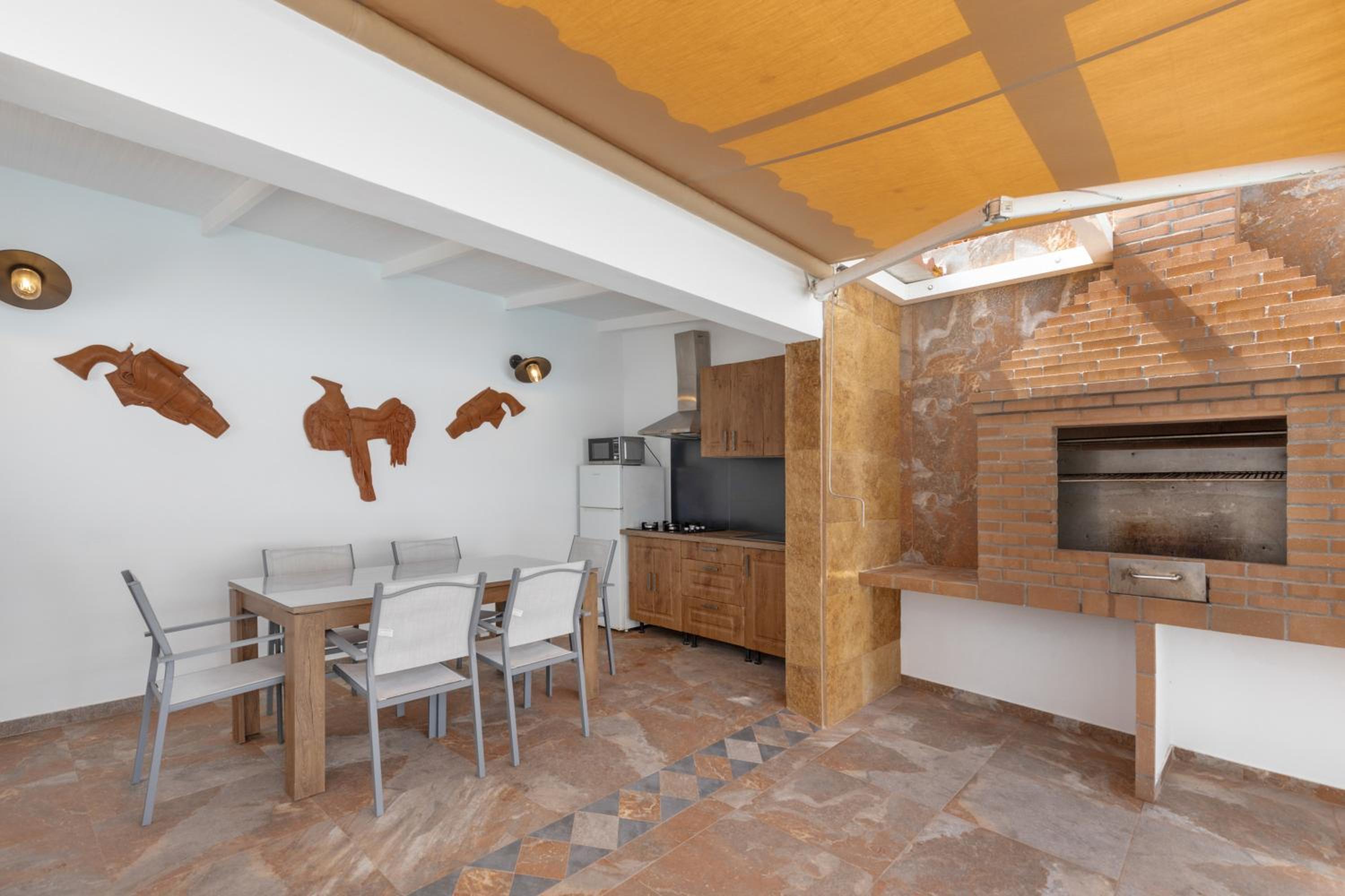 Villa - Photo 2