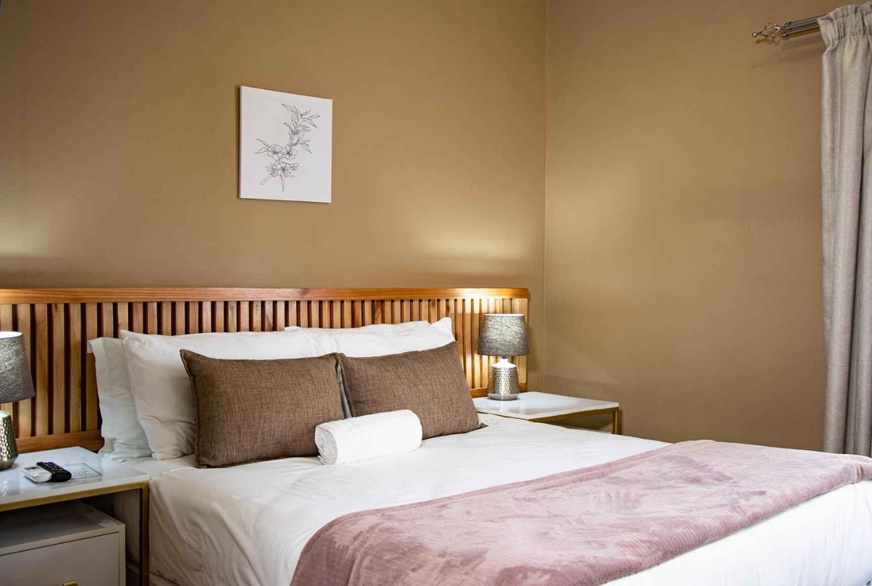 Standard Queen Room photo 2