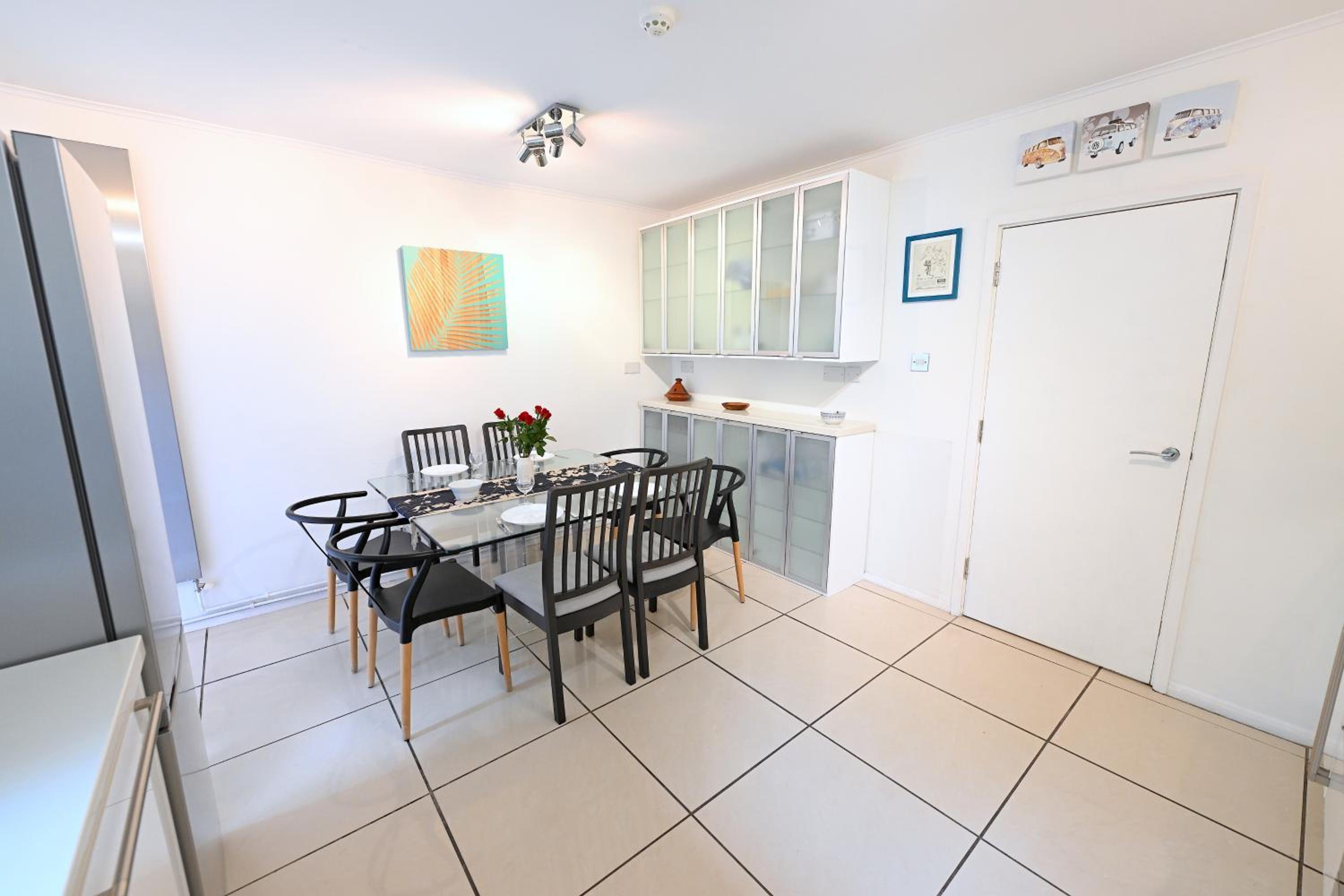 Four-Bedroom Apartment with Balcony  photo 2