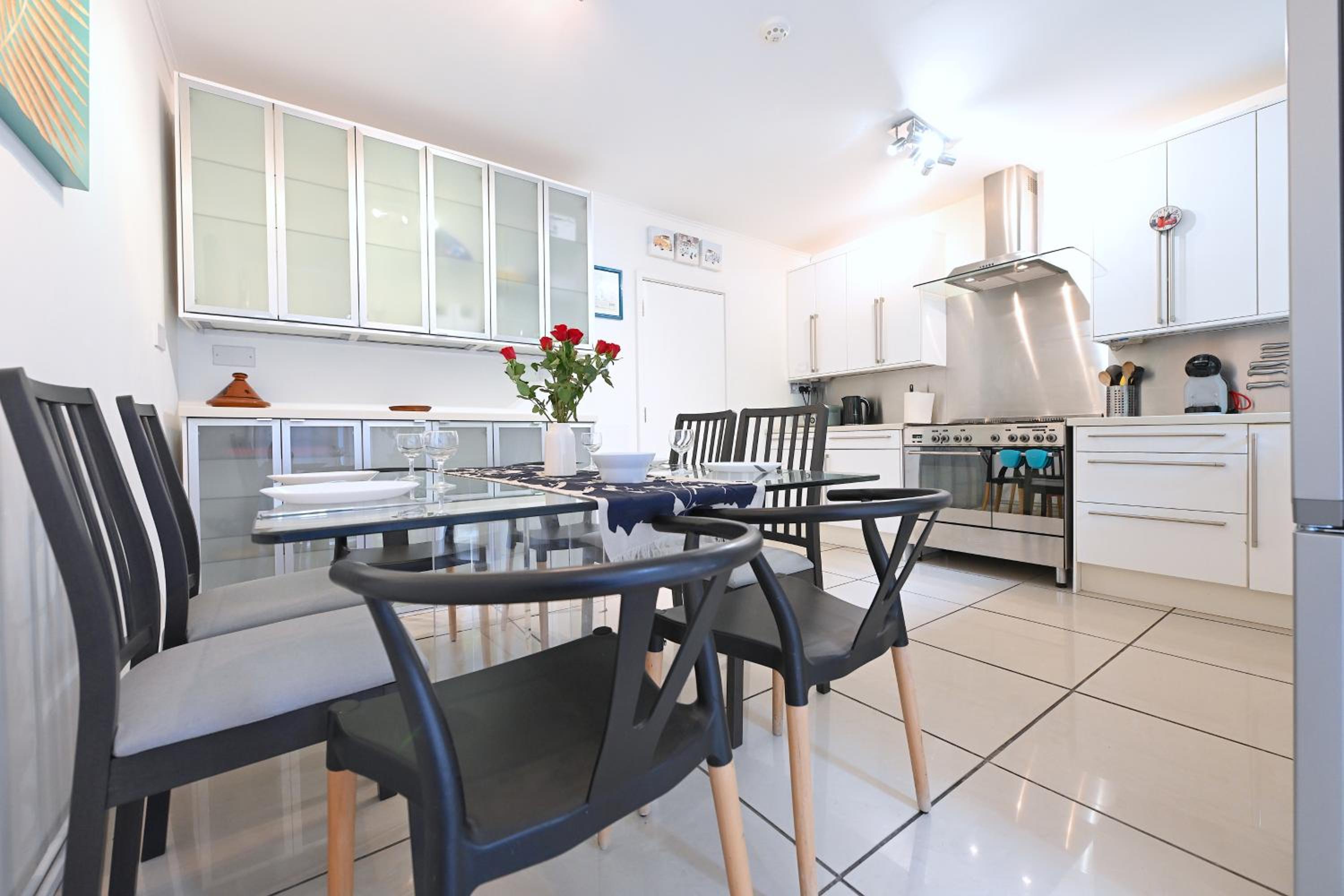 Four-Bedroom Apartment with Balcony photo 3