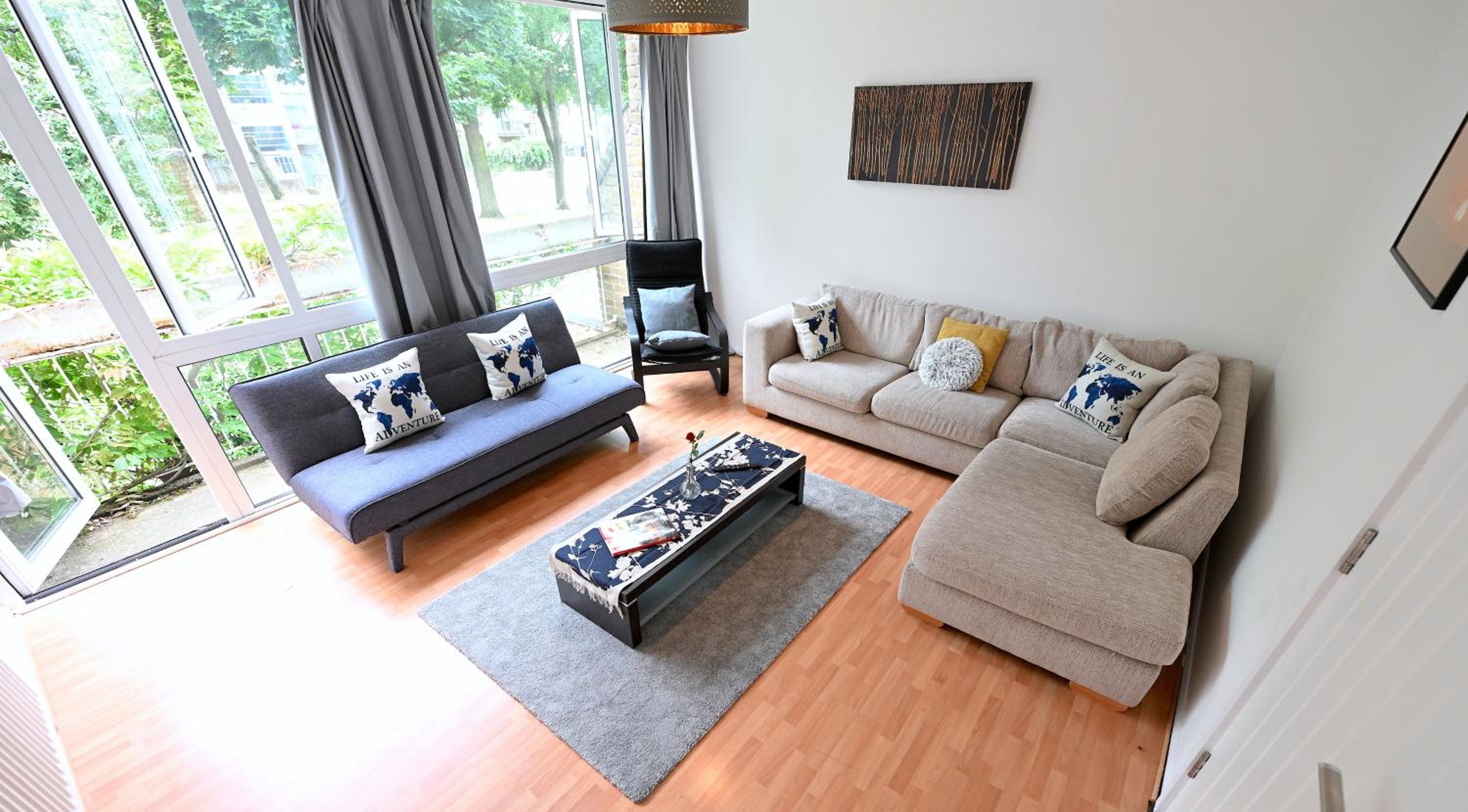 Four-Bedroom Apartment with Balcony  photo 1