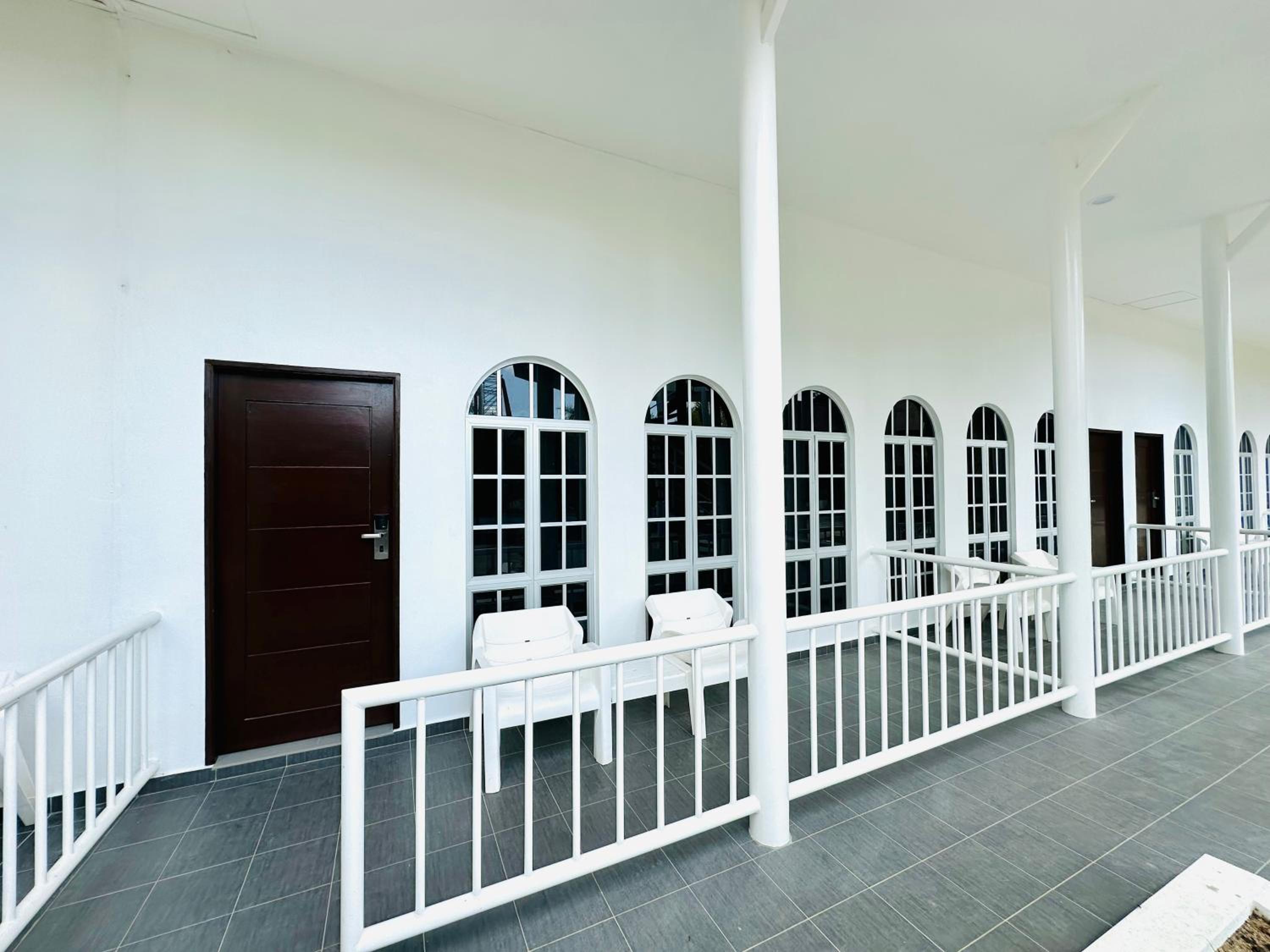 Deluxe Family Suite - Photo 12
