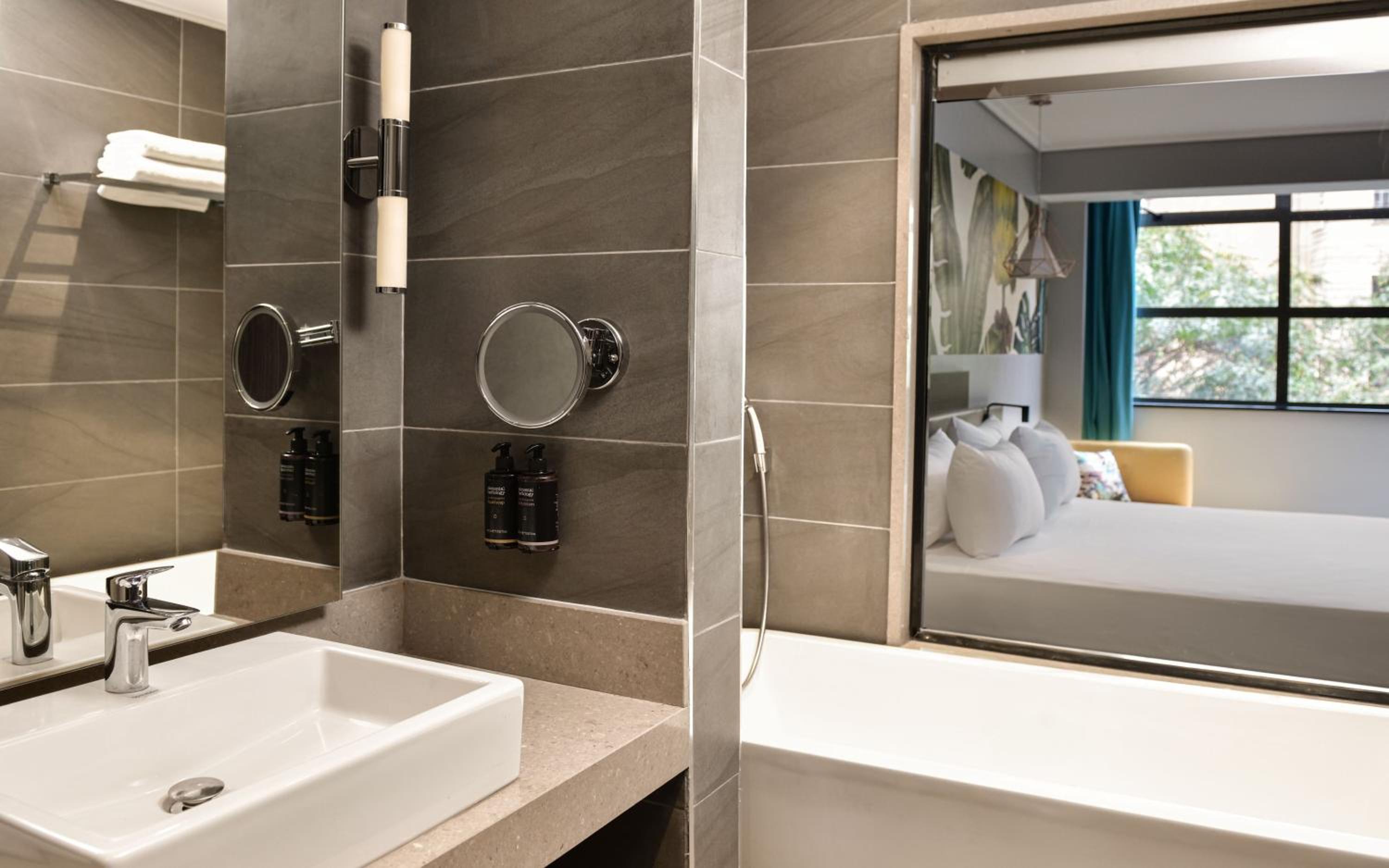 One-Bedroom Deluxe King Suite - Photo 2