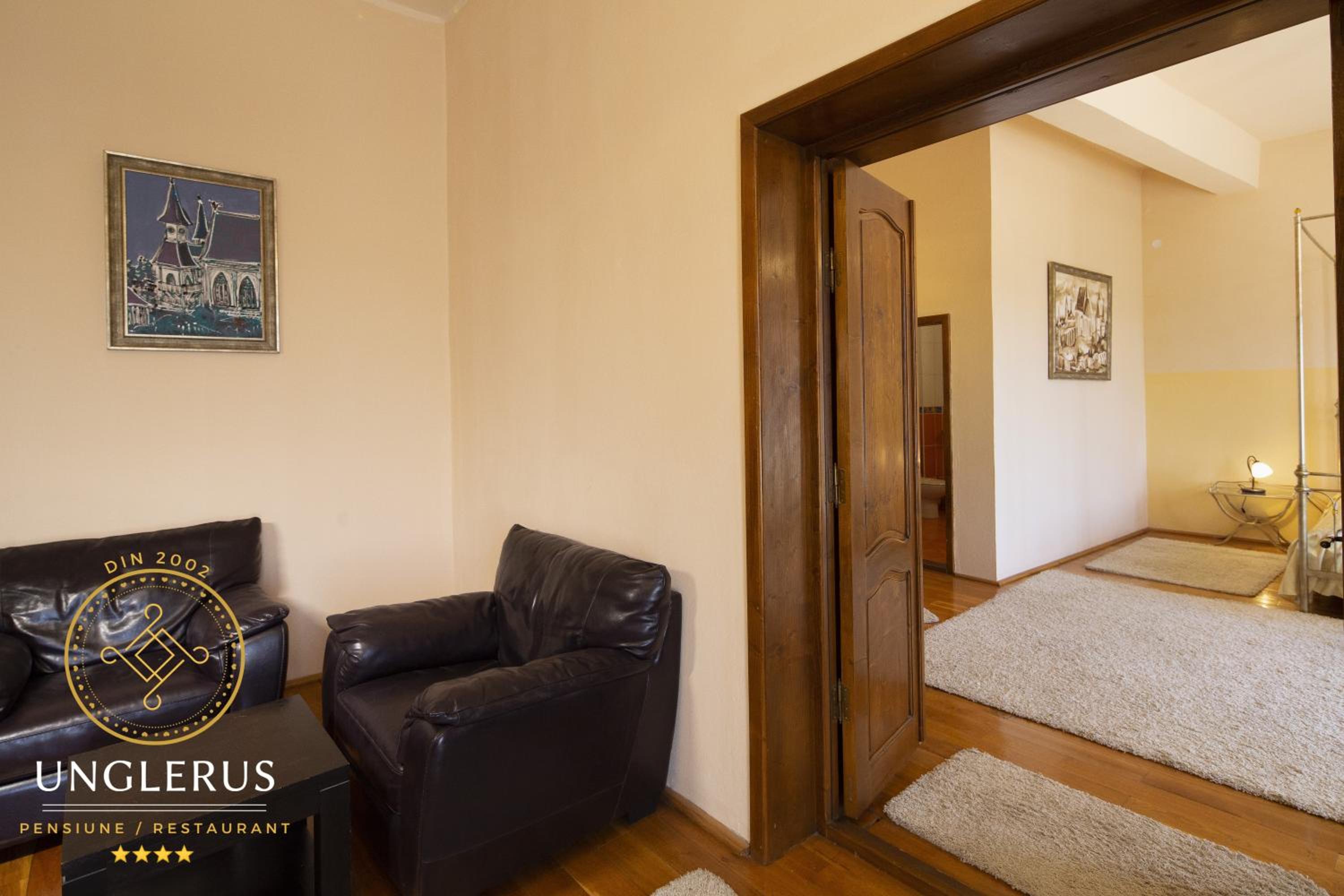 Deluxe King Suite photo 3