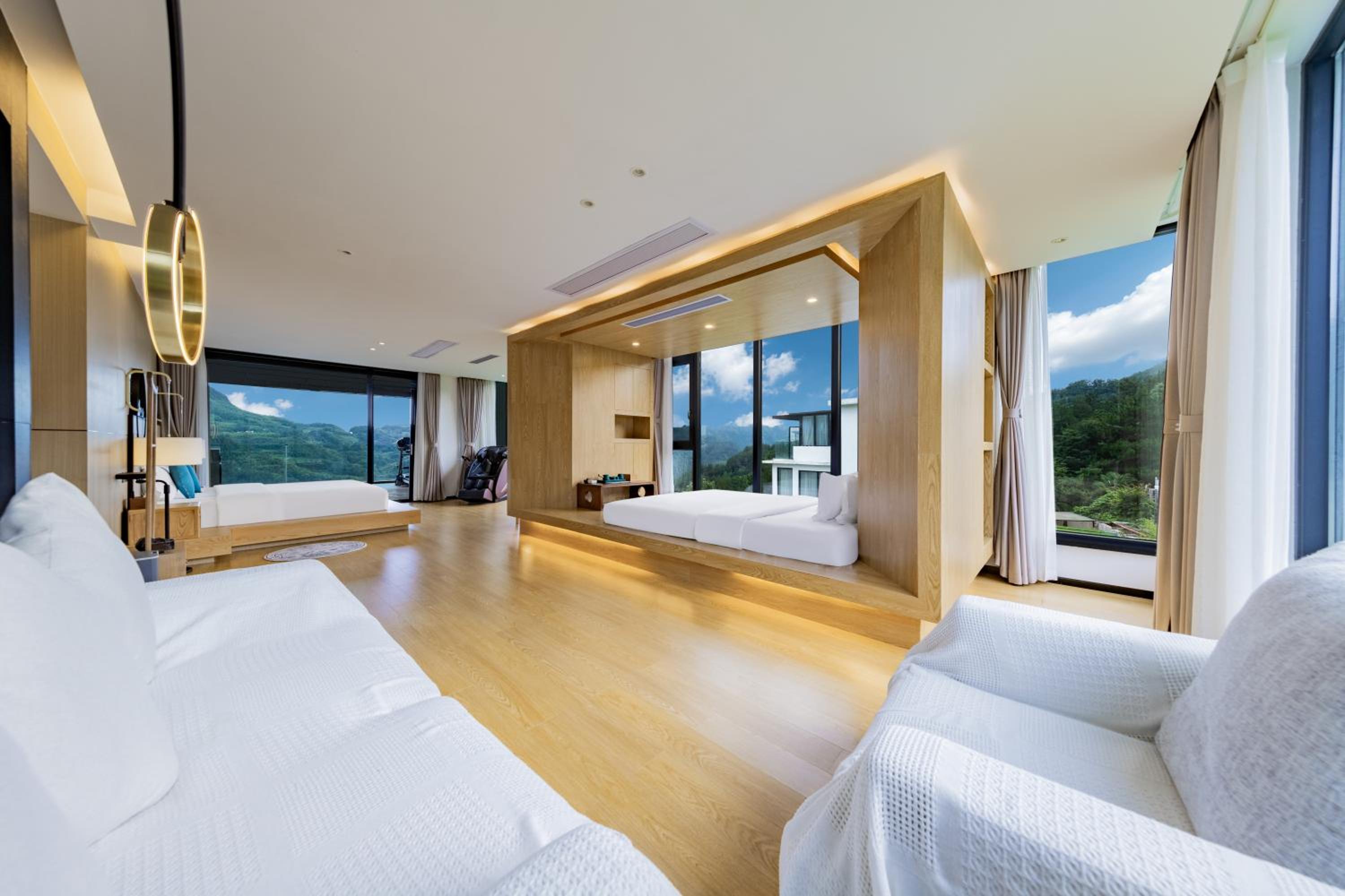Deluxe Suite with Mountain View