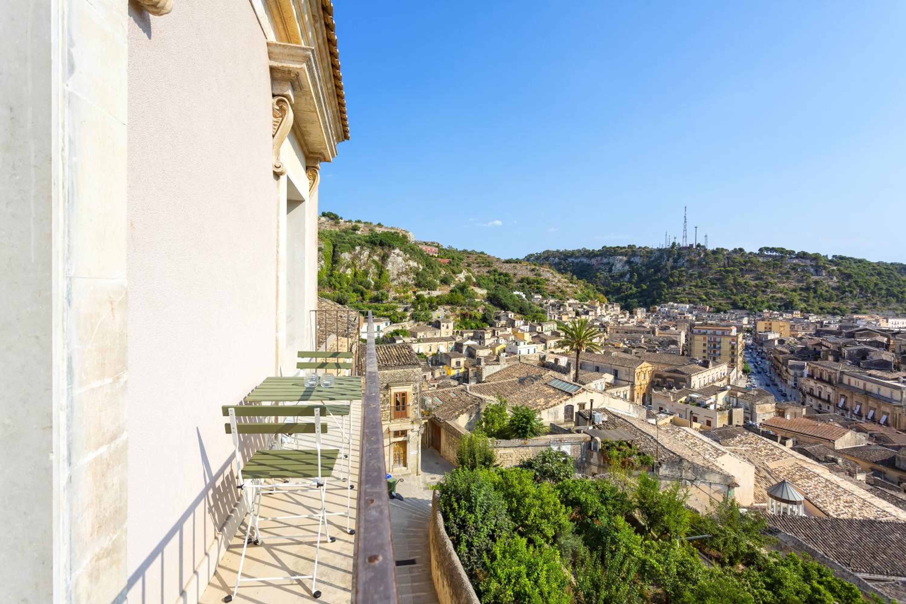 One-Bedroom Apartment with Balcony and City View photo 3