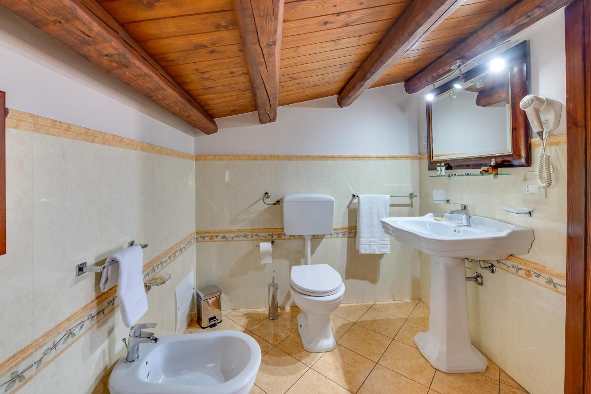 Double Room with Balcony and Sea View - Photo 13