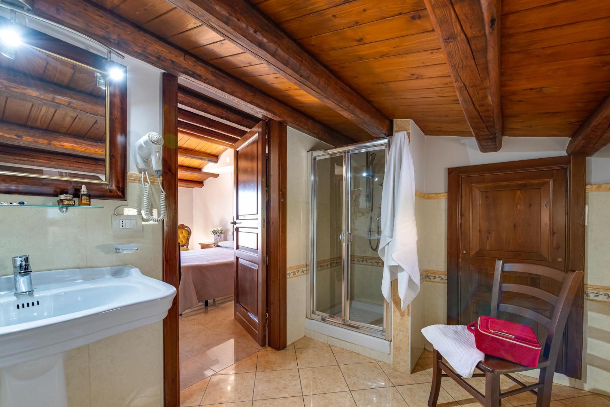 Double Room with Balcony and Sea View - Photo 10