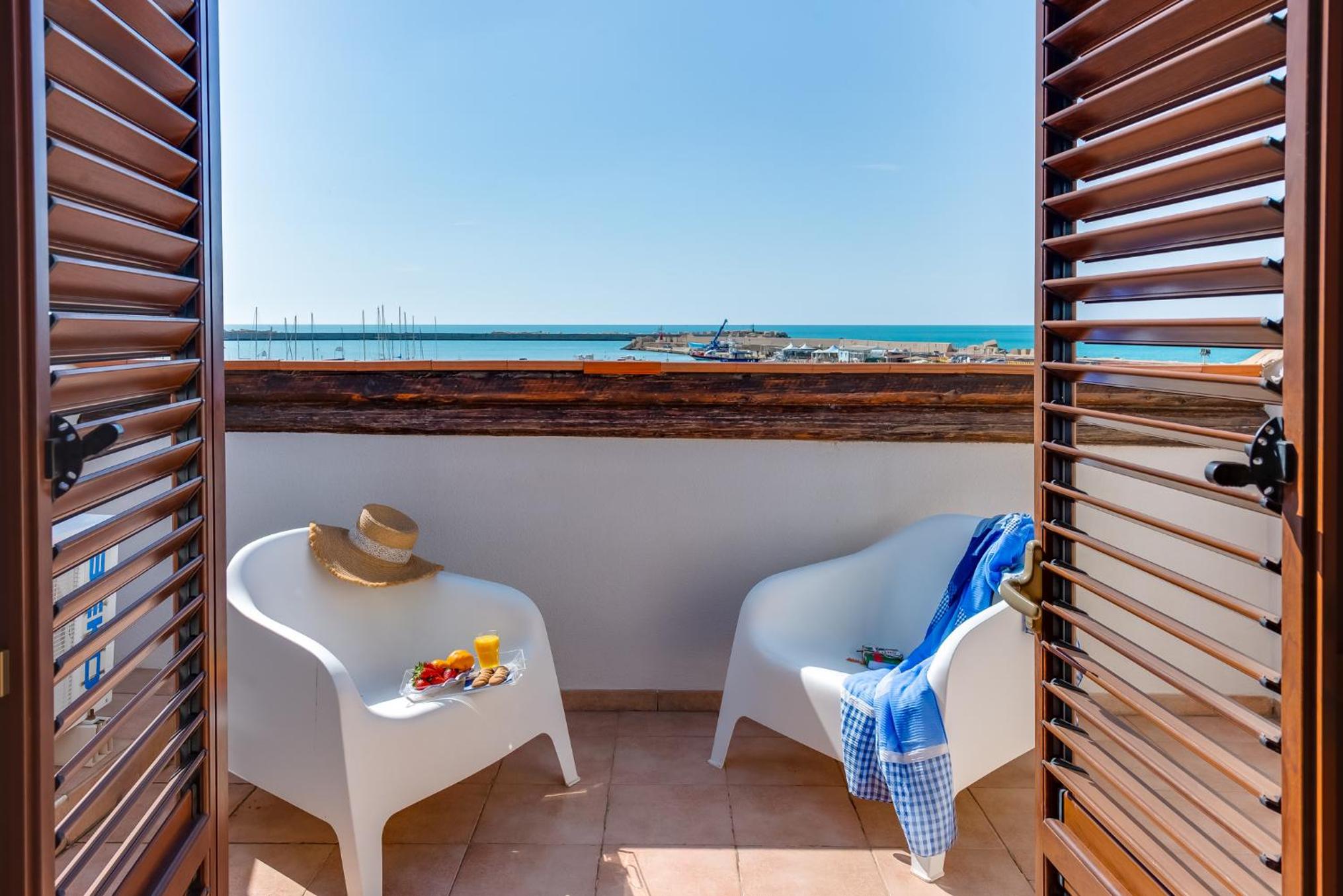 Double Room with Balcony and Sea View - Photo 9