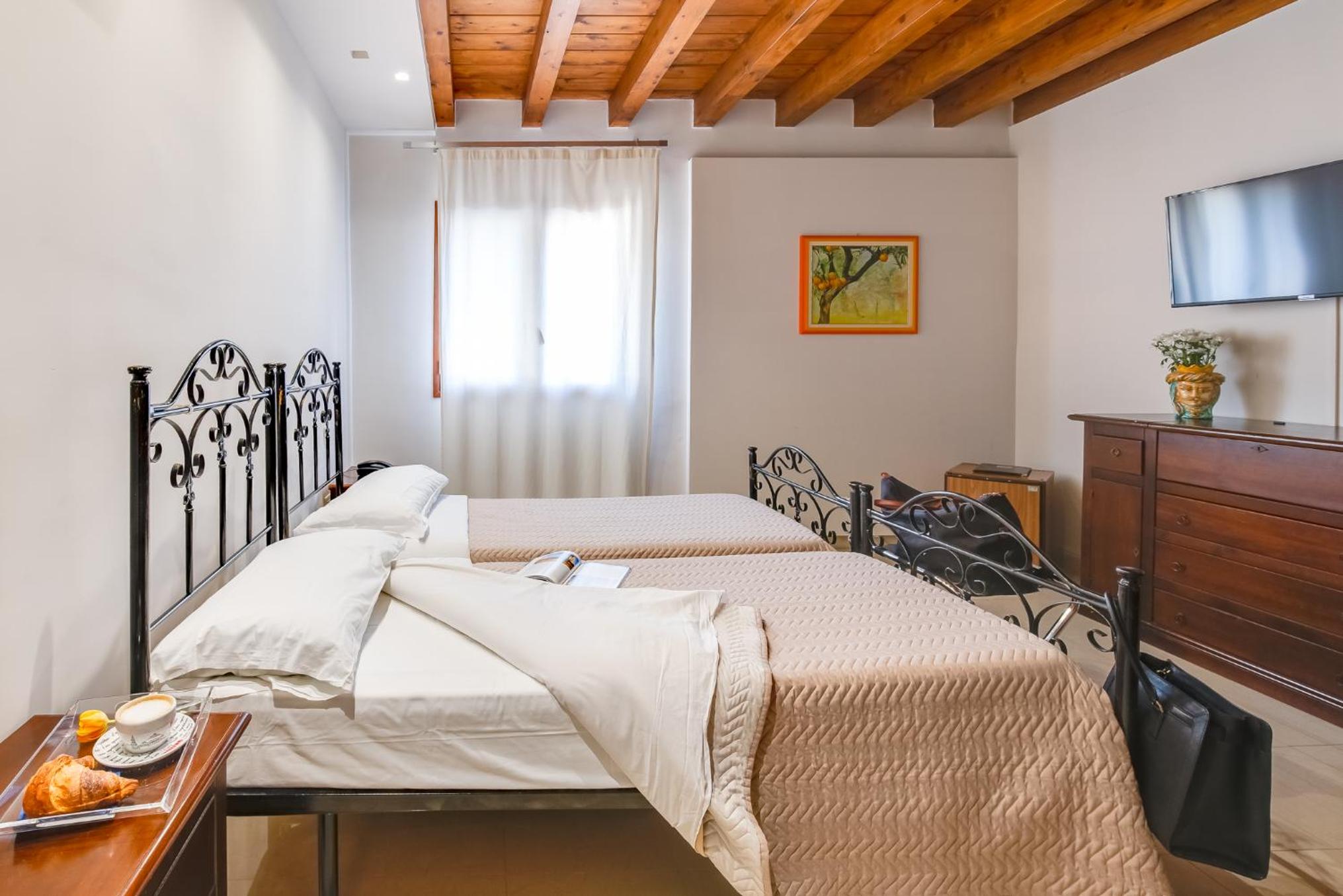 Double or Twin Room - Photo 4