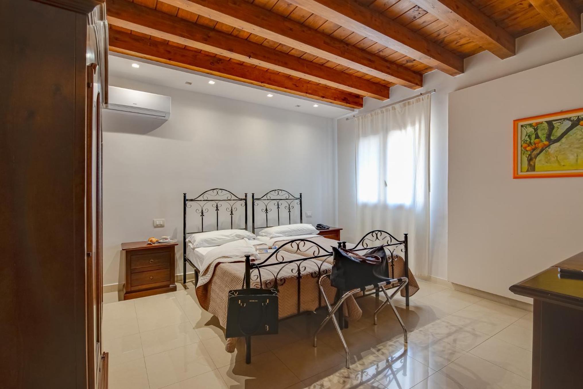 Double or Twin Room with Sea View - Photo 4