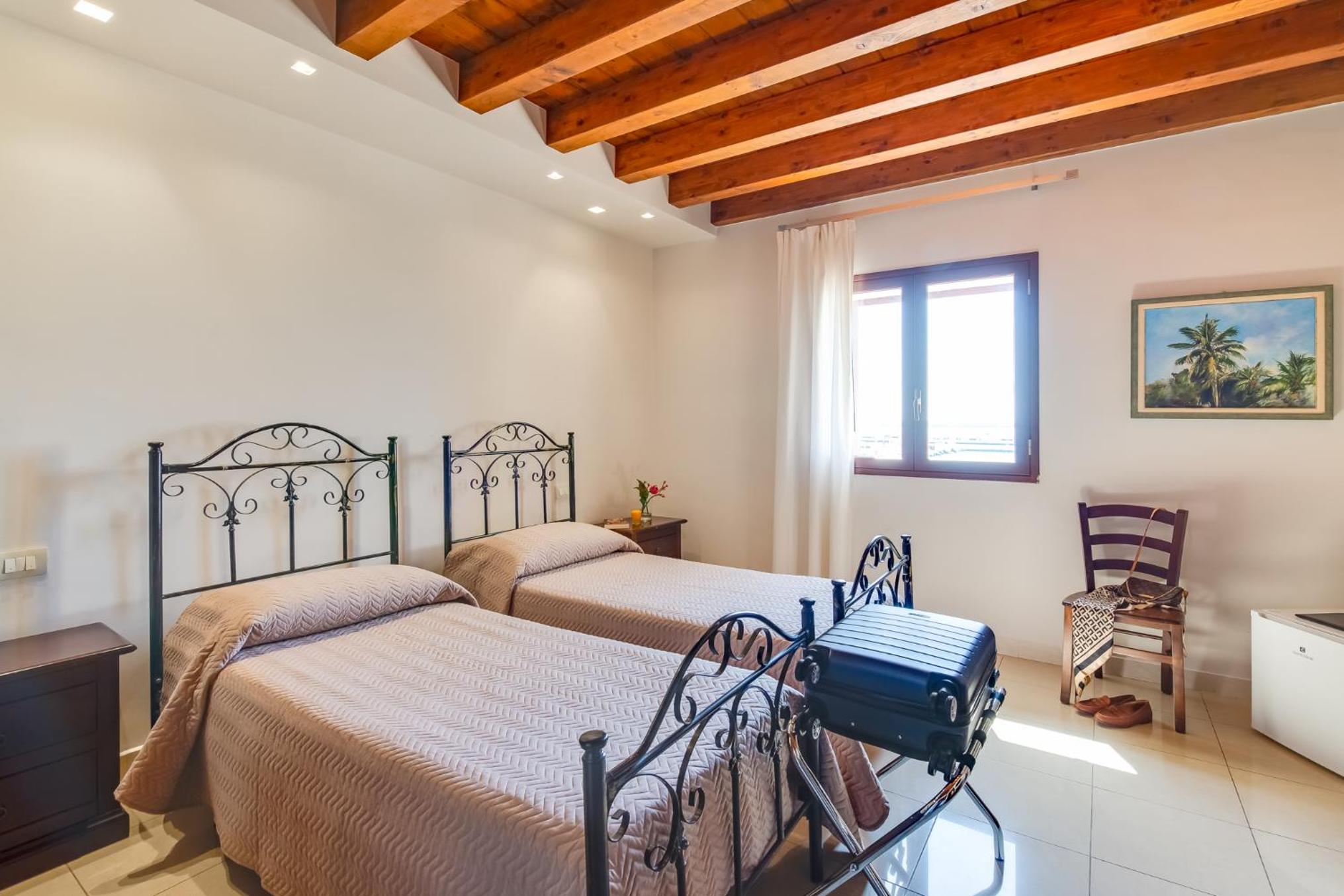 Double or Twin Room with Sea View - Photo 5