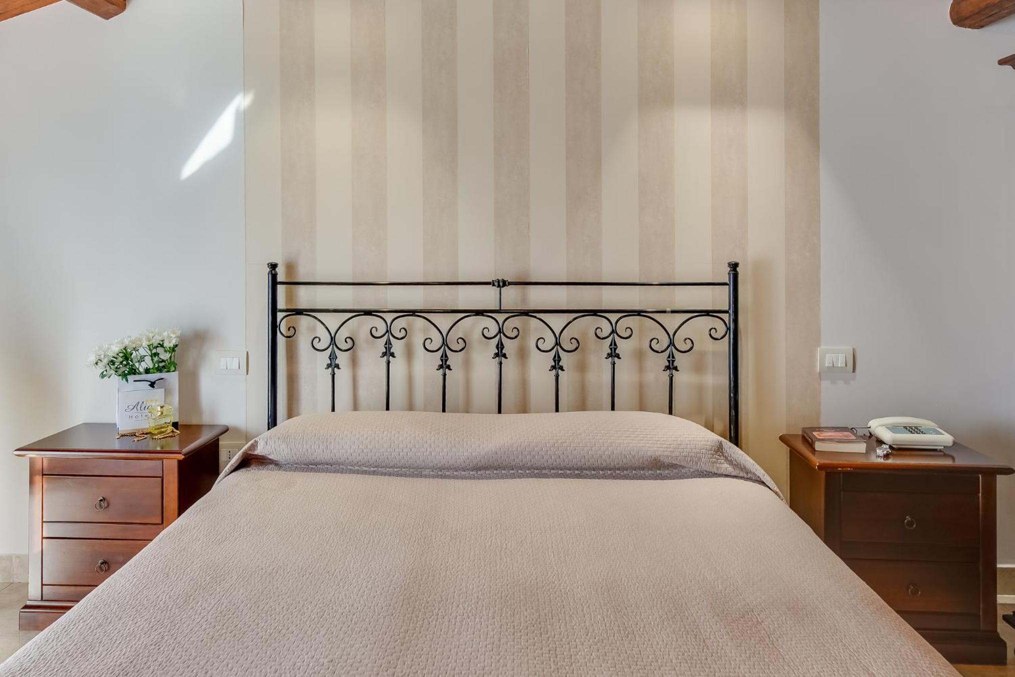 Double Room with Balcony and Sea View - Photo 6