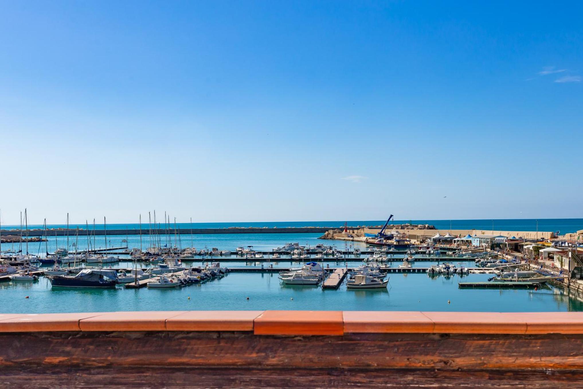 Double Room with Balcony and Sea View - Photo 2