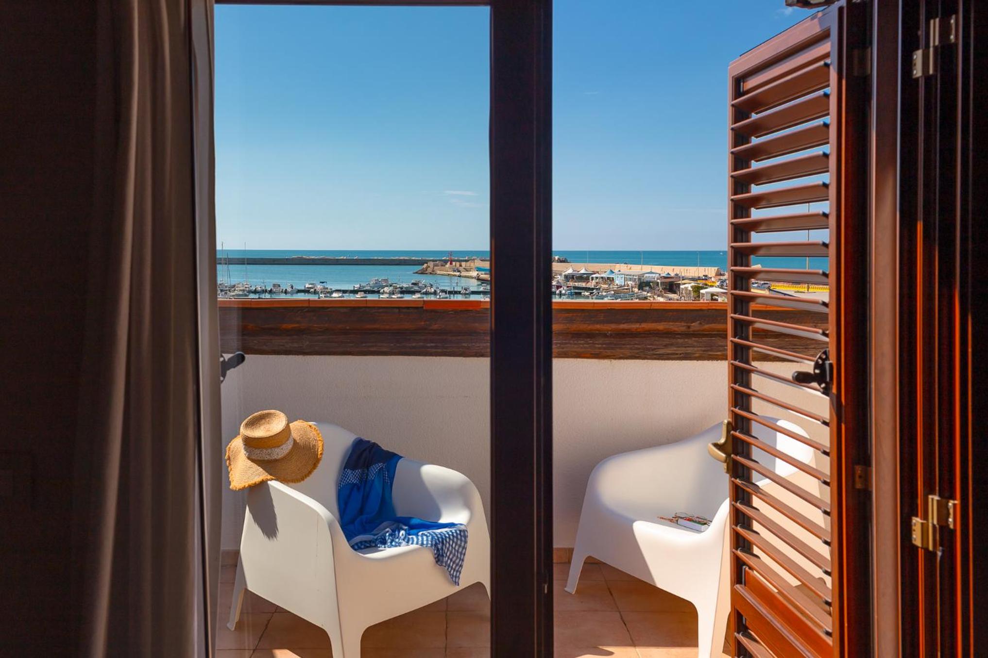 Double Room with Balcony and Sea View - Photo 5