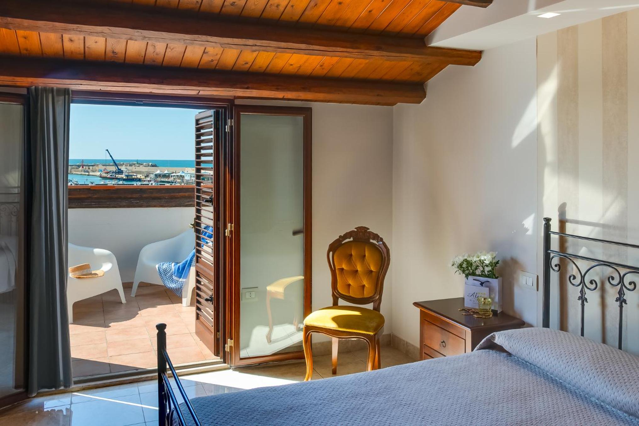 Double Room with Balcony and Sea View - Photo 1