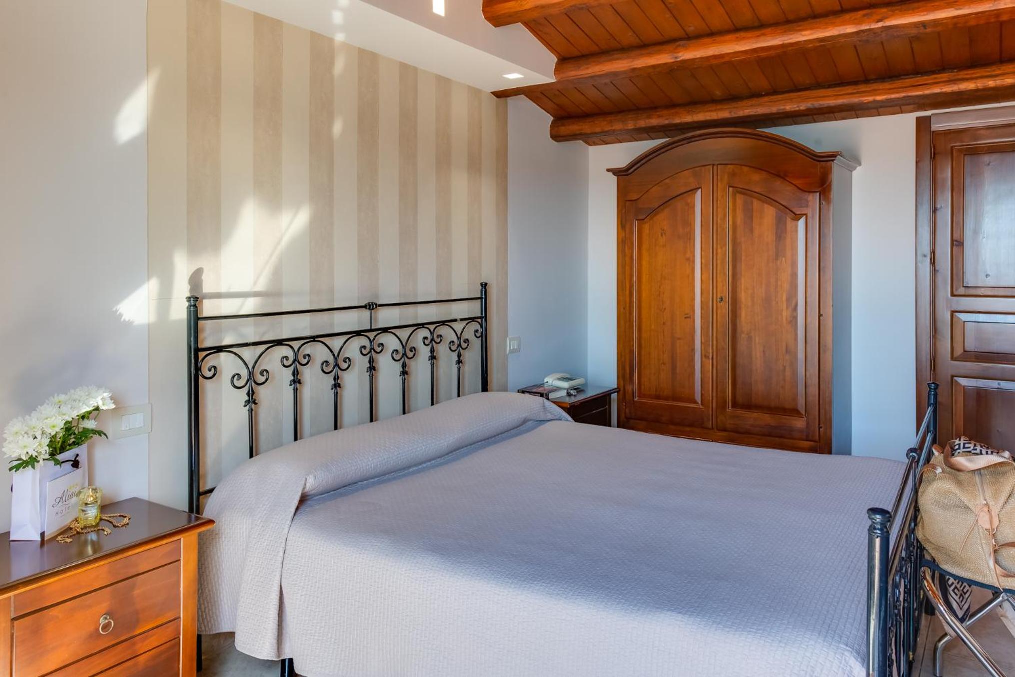 Double Room with Balcony and Sea View - Photo 12