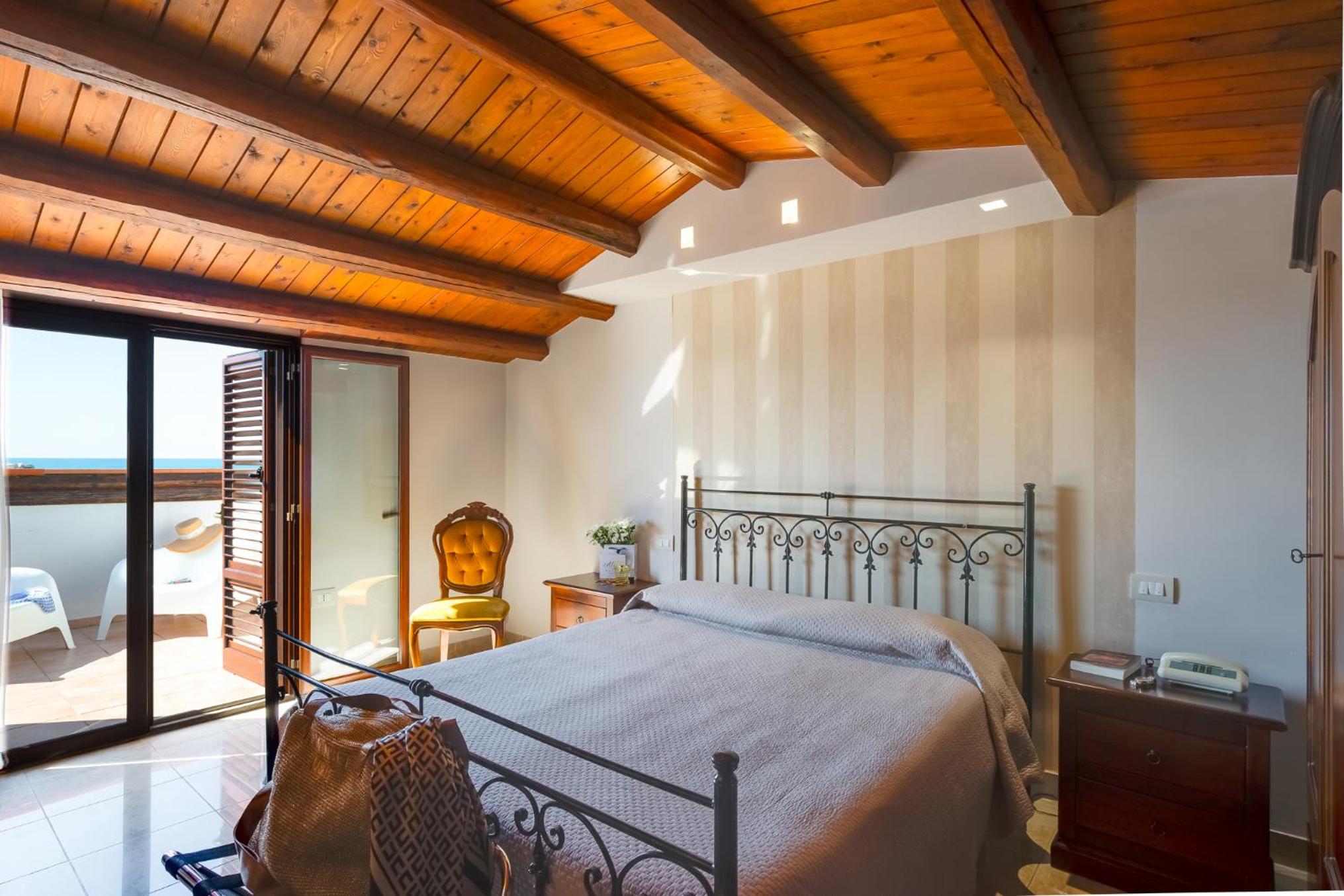 Double Room with Balcony and Sea View - Photo 8