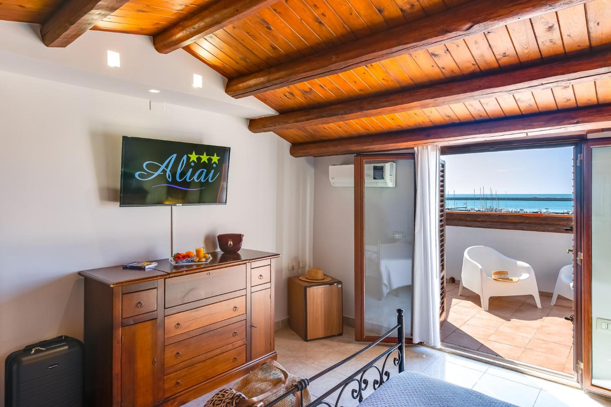 Double Room with Balcony and Sea View - Photo 7