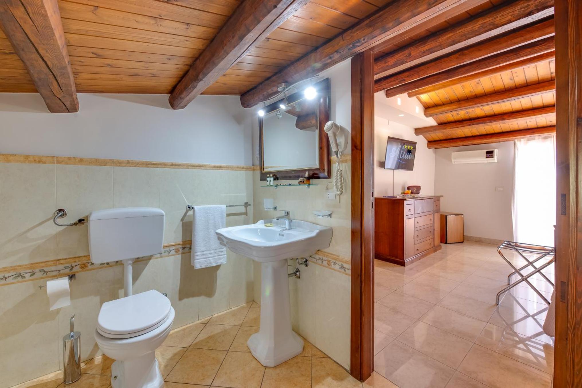 Double Room with Balcony and Sea View - Photo 14