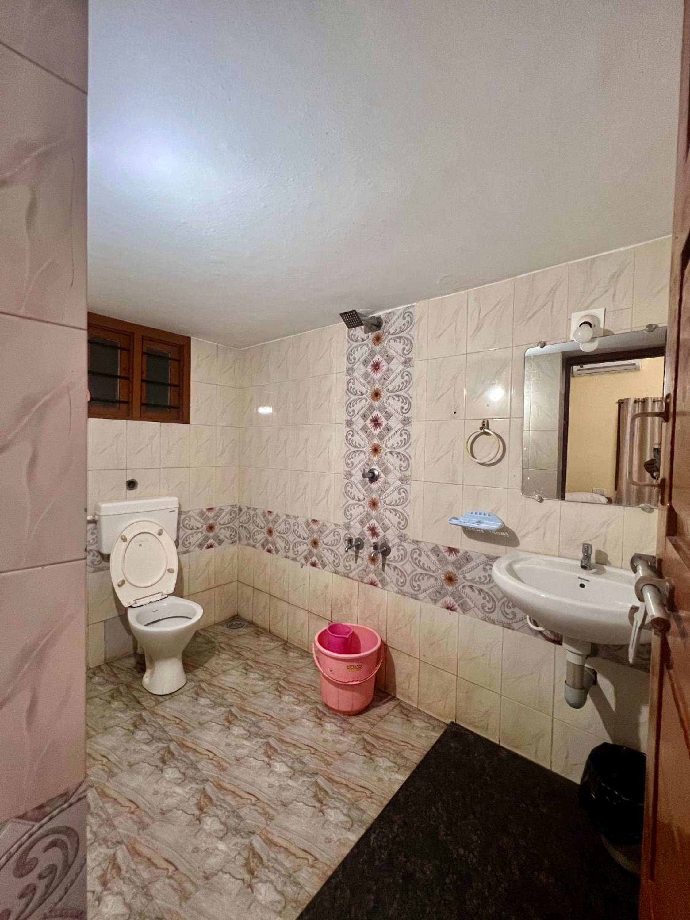 Double Room with One Double Bed and 2 Adults Occupancy (Non Smoking) photo 3