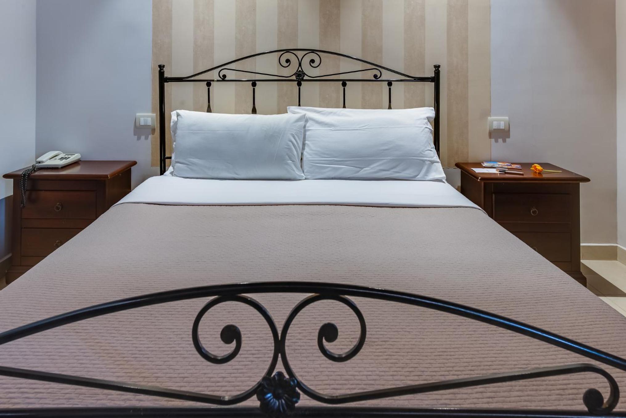 Double or Twin Room - Photo 9