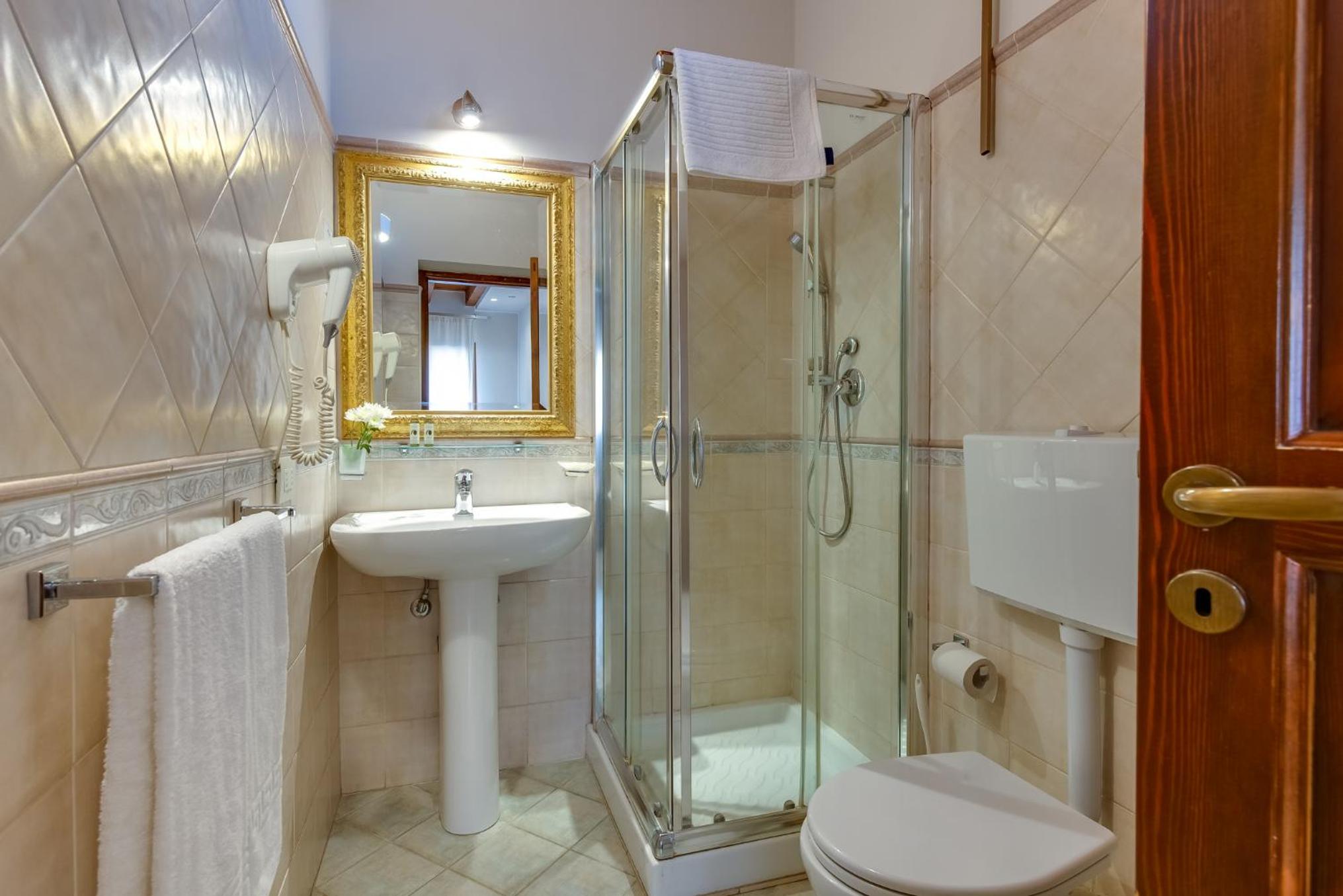 Double or Twin Room - Photo 6