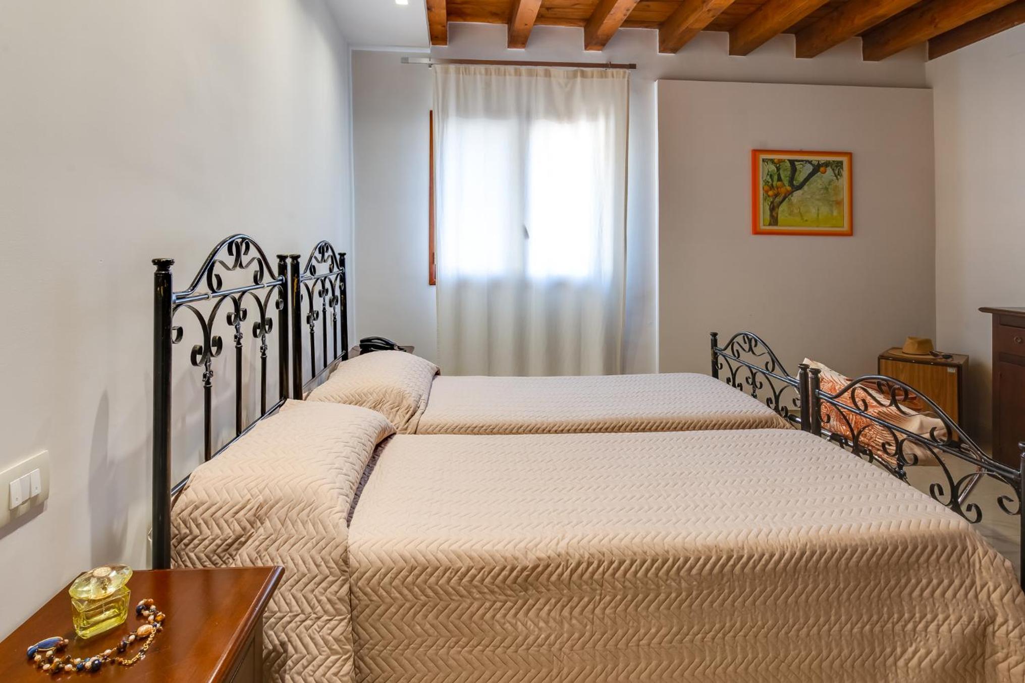 Double or Twin Room - Photo 5