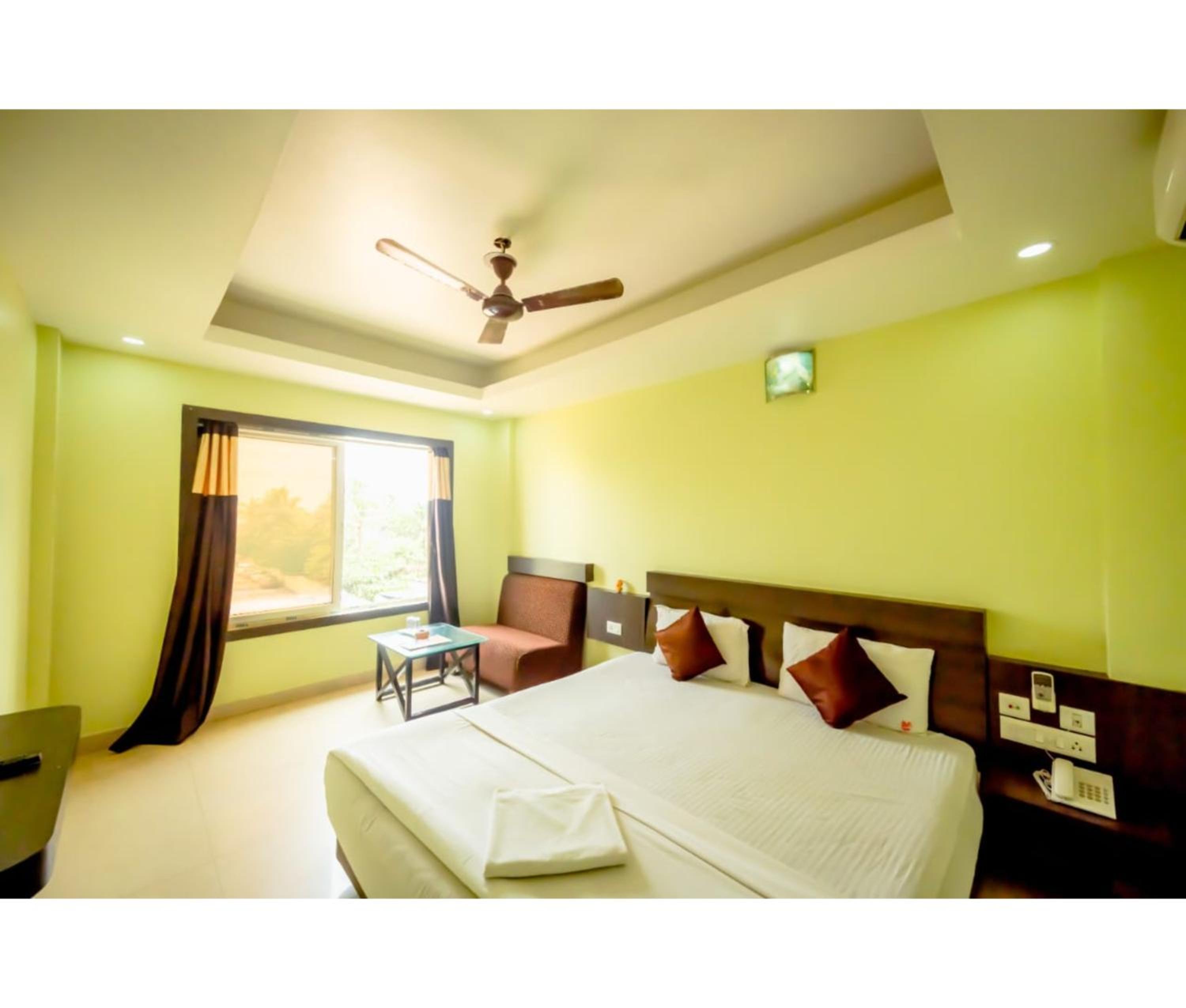 Deluxe Double Room With Side Sea View