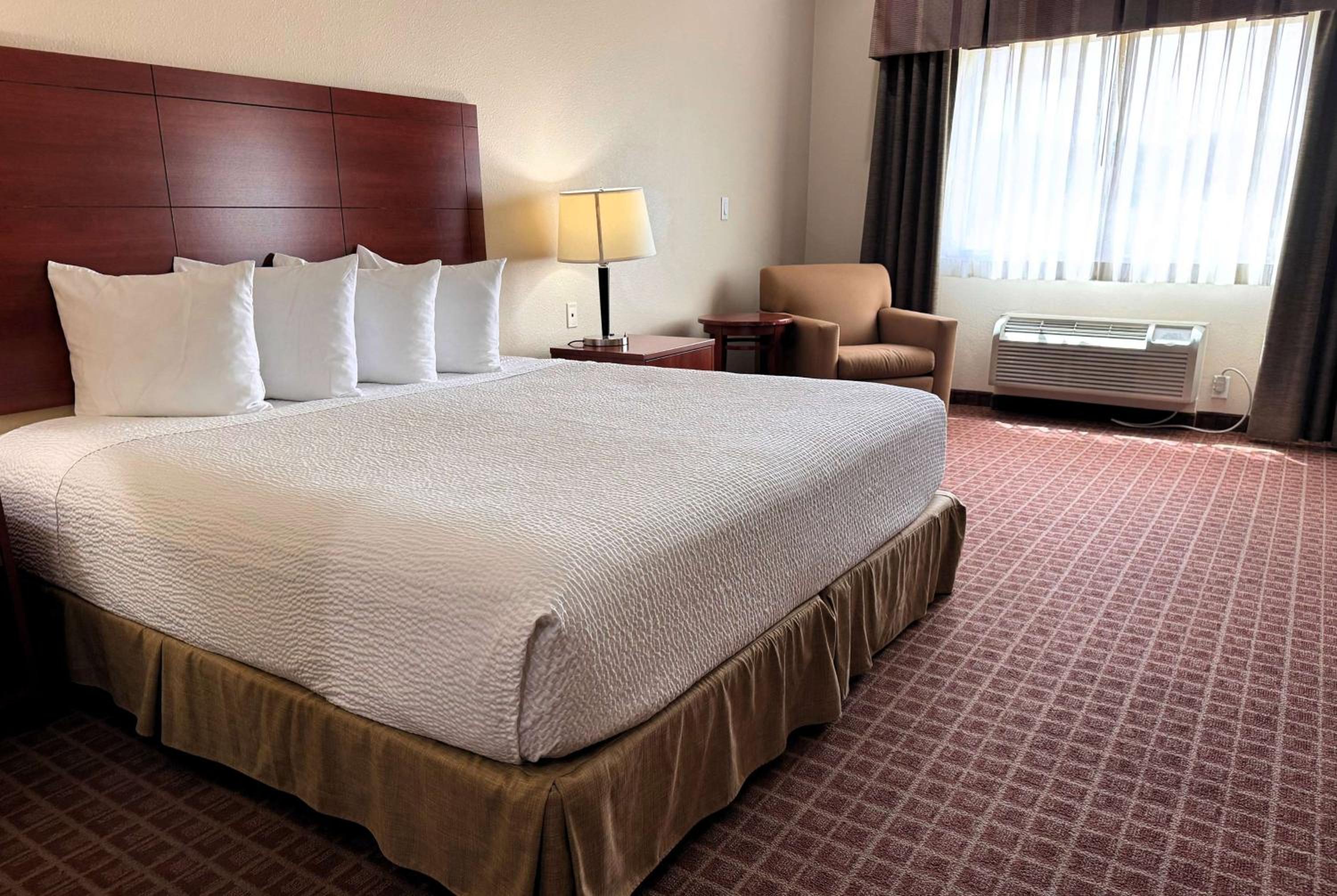 King Suite with Sofa Bed - Disability Access - Non-Smoking - Photo 1