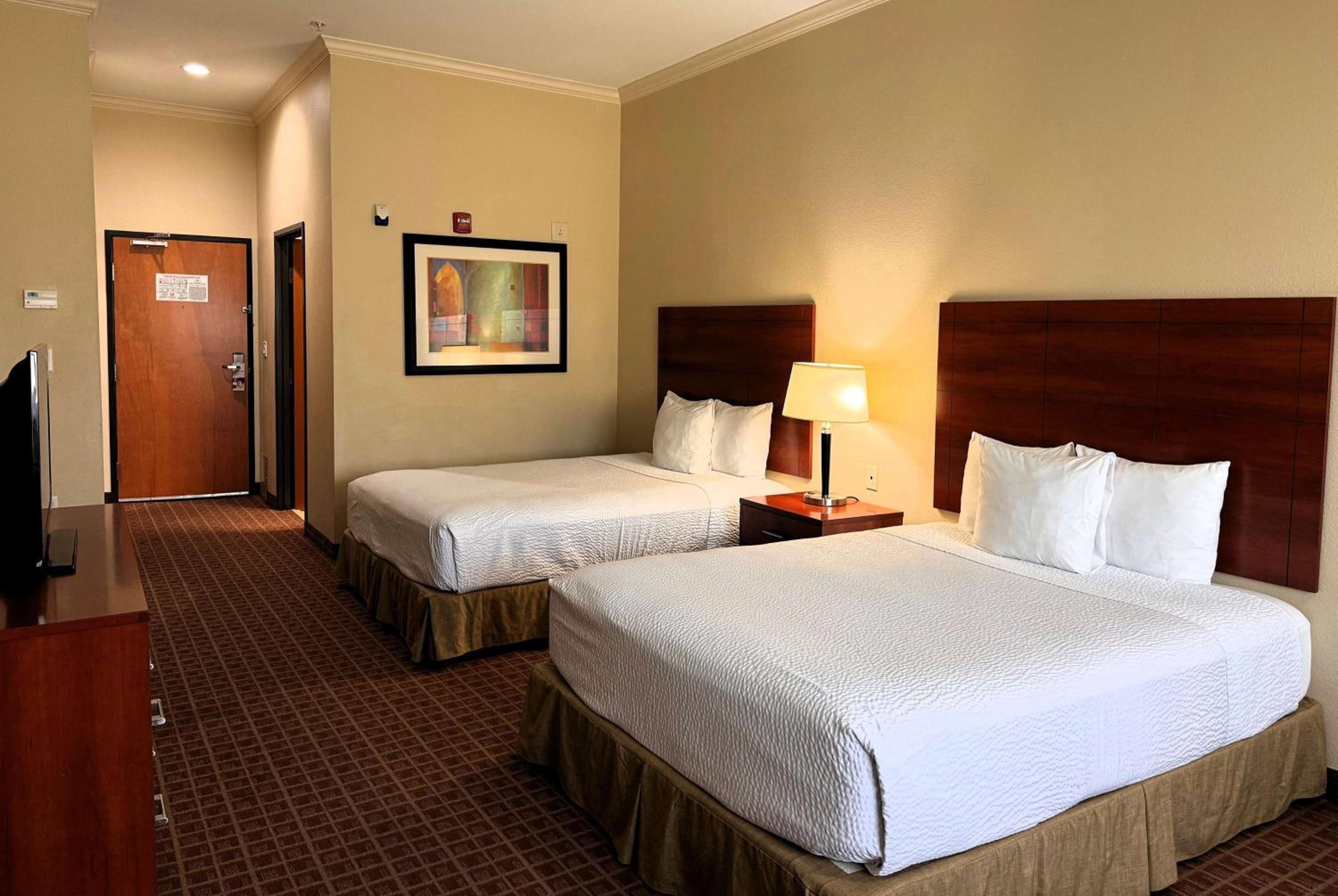 Queen Room with Two Queen Beds - Non-Smoking - Photo 1