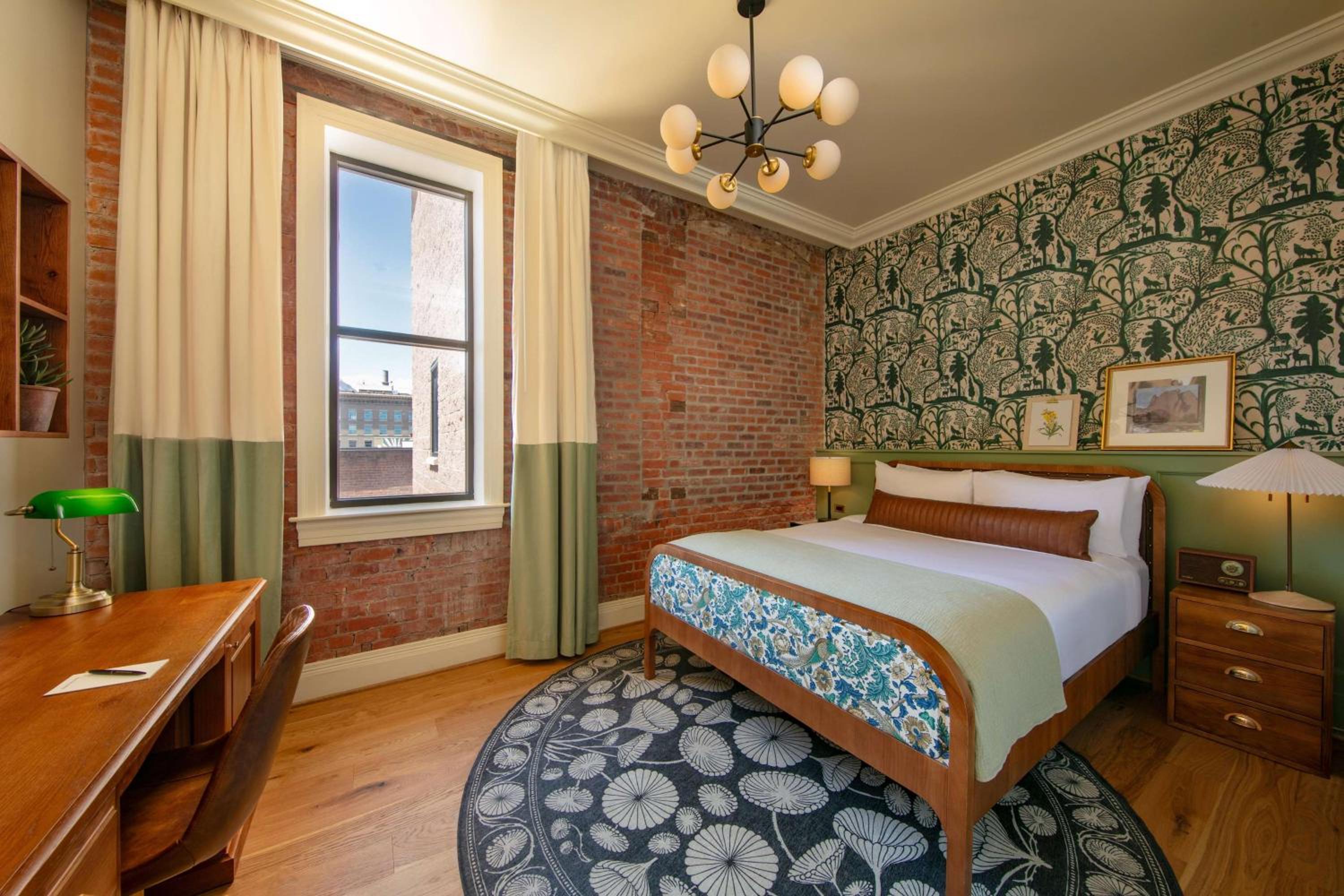 Queen Club Room - Photo 1