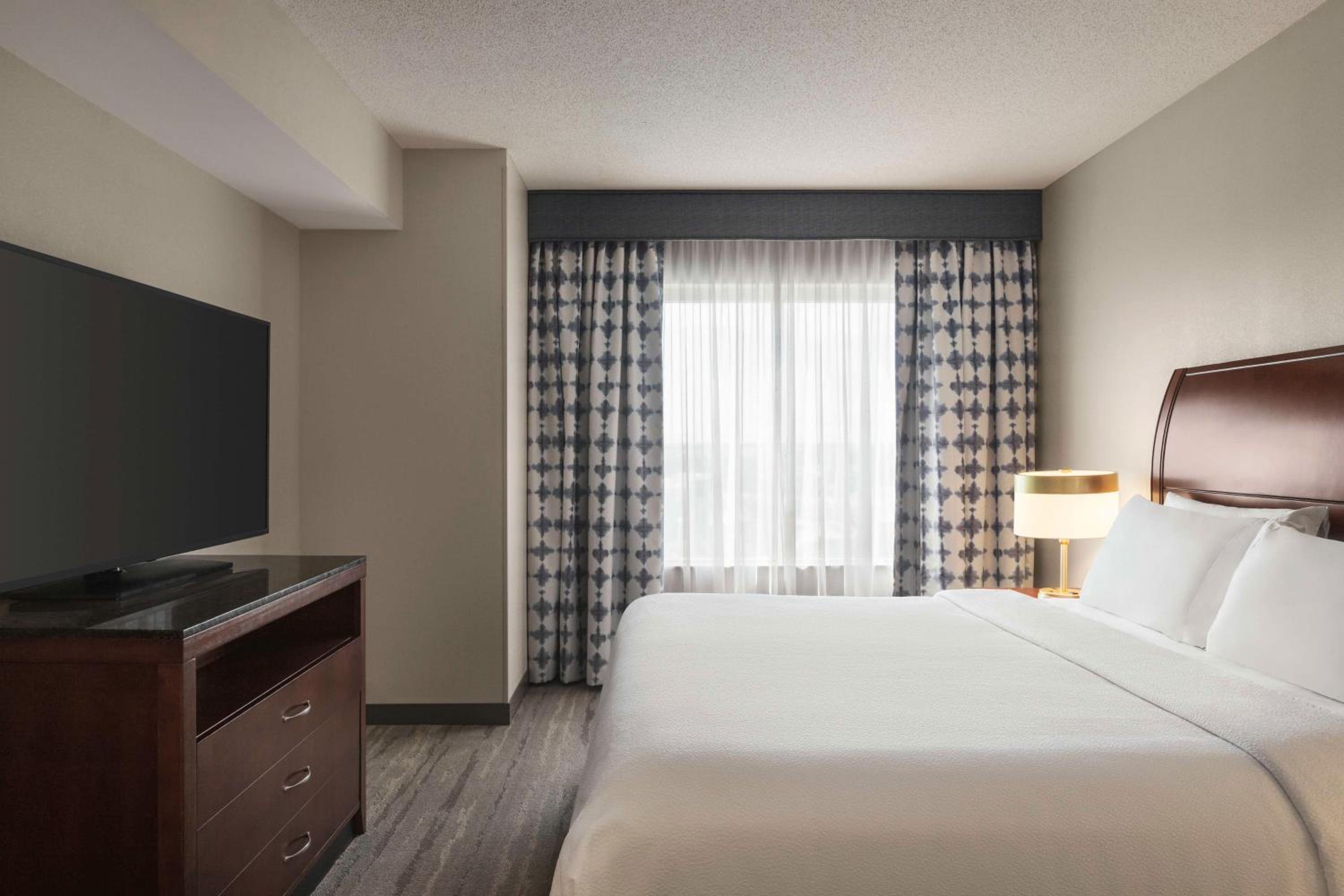 Junior King Suite with Seating Area - Photo 5
