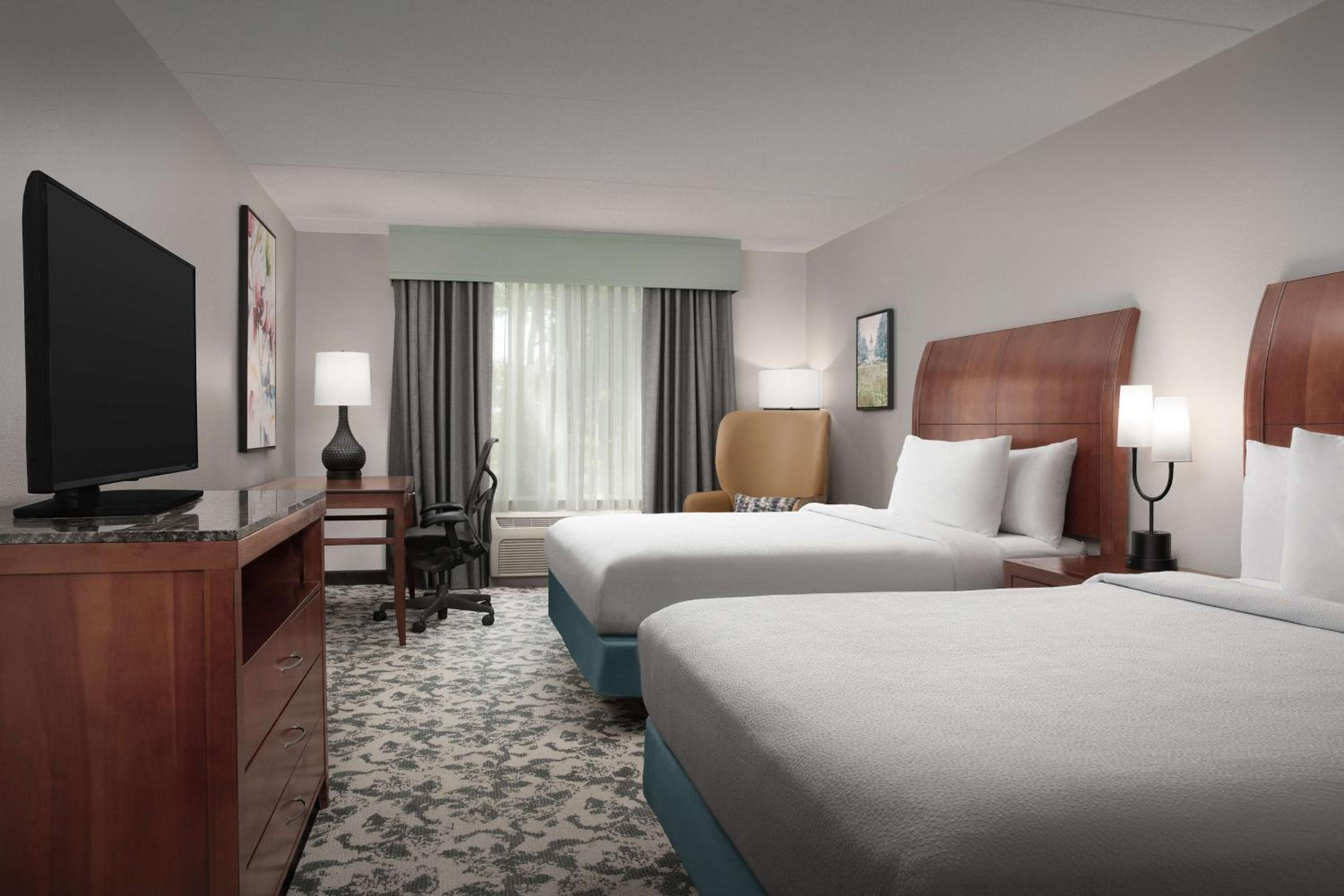 Queen Room with Two Queen Beds - Photo 5
