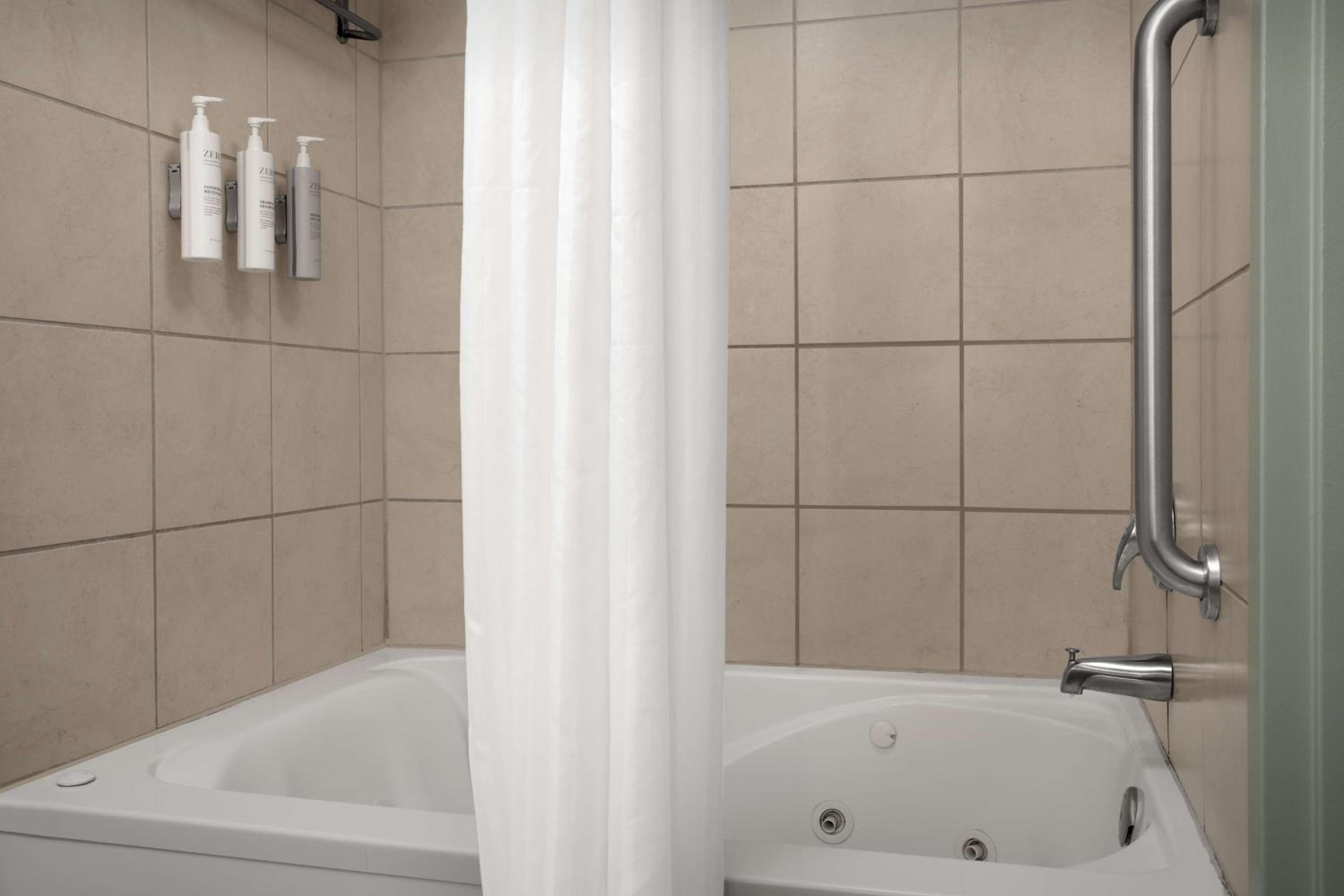 King Room with Whirlpool - Photo 6