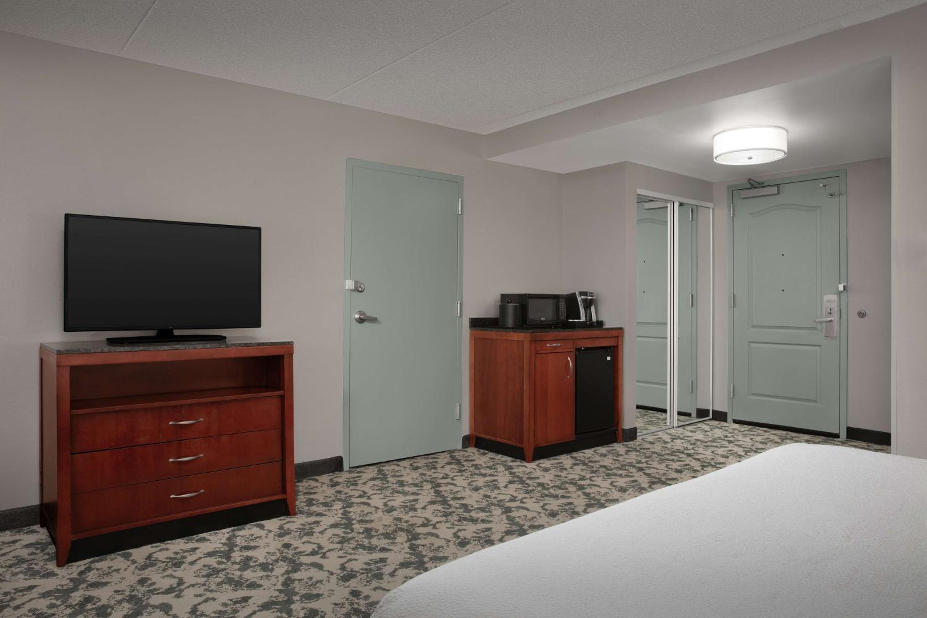 King Room with Roll-In Shower - Mobility Access - Photo 4