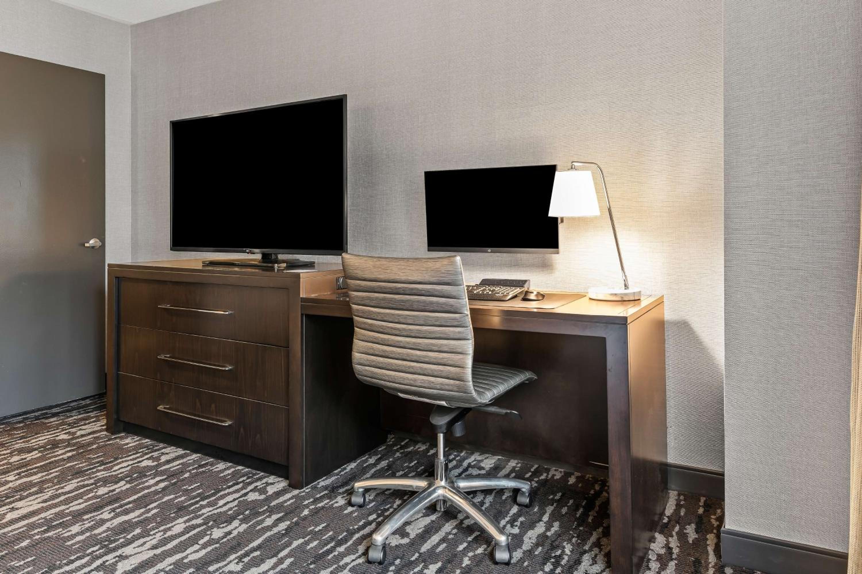 Two-Room Executive King Room with Work Corner - Photo 8