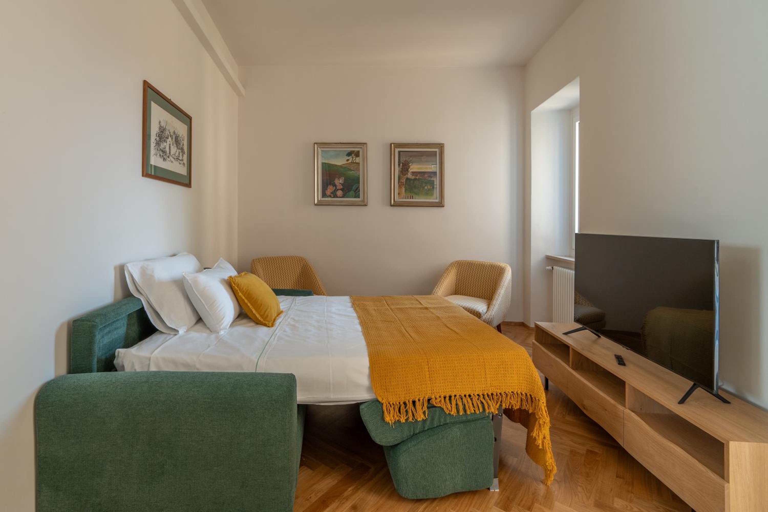 Three-Bedroom Apartment with Balcony photo 2