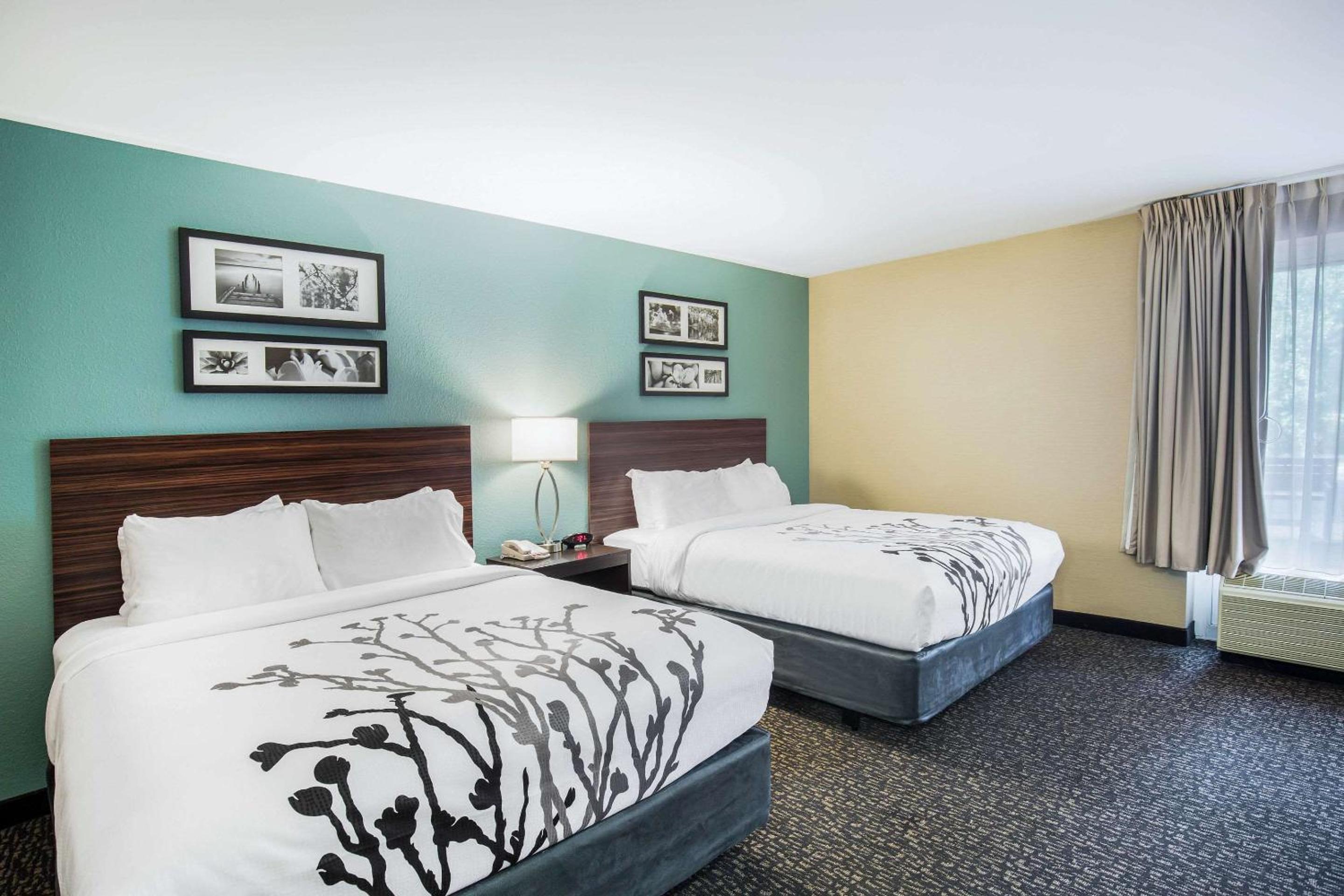 Standard Queen Room with Two Queen Beds - Non-Smoking - Photo 3