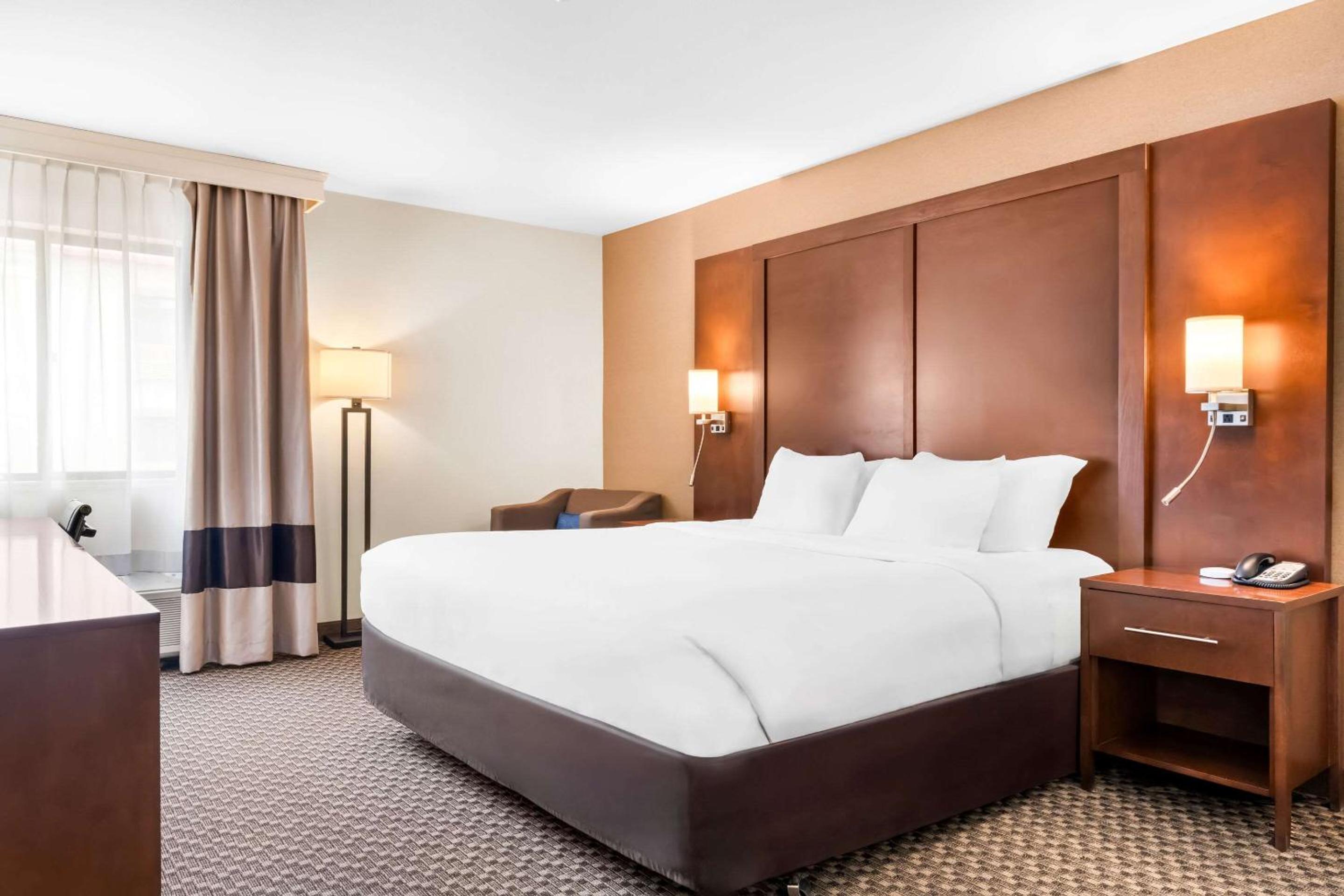 King Room - Non-Smoking - Photo 1