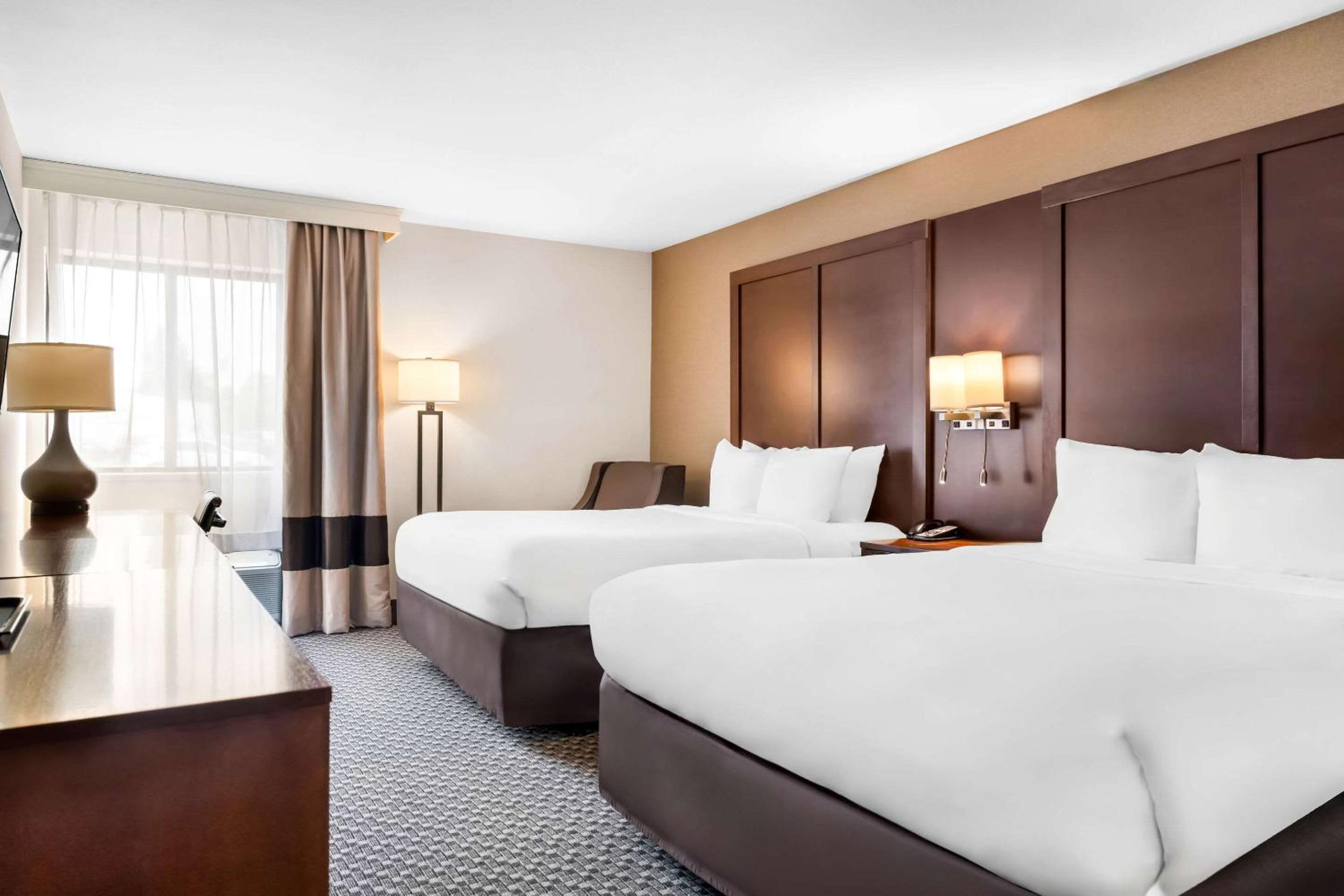 Queen Room with Two Queen Beds - Non-Smoking - Photo 6
