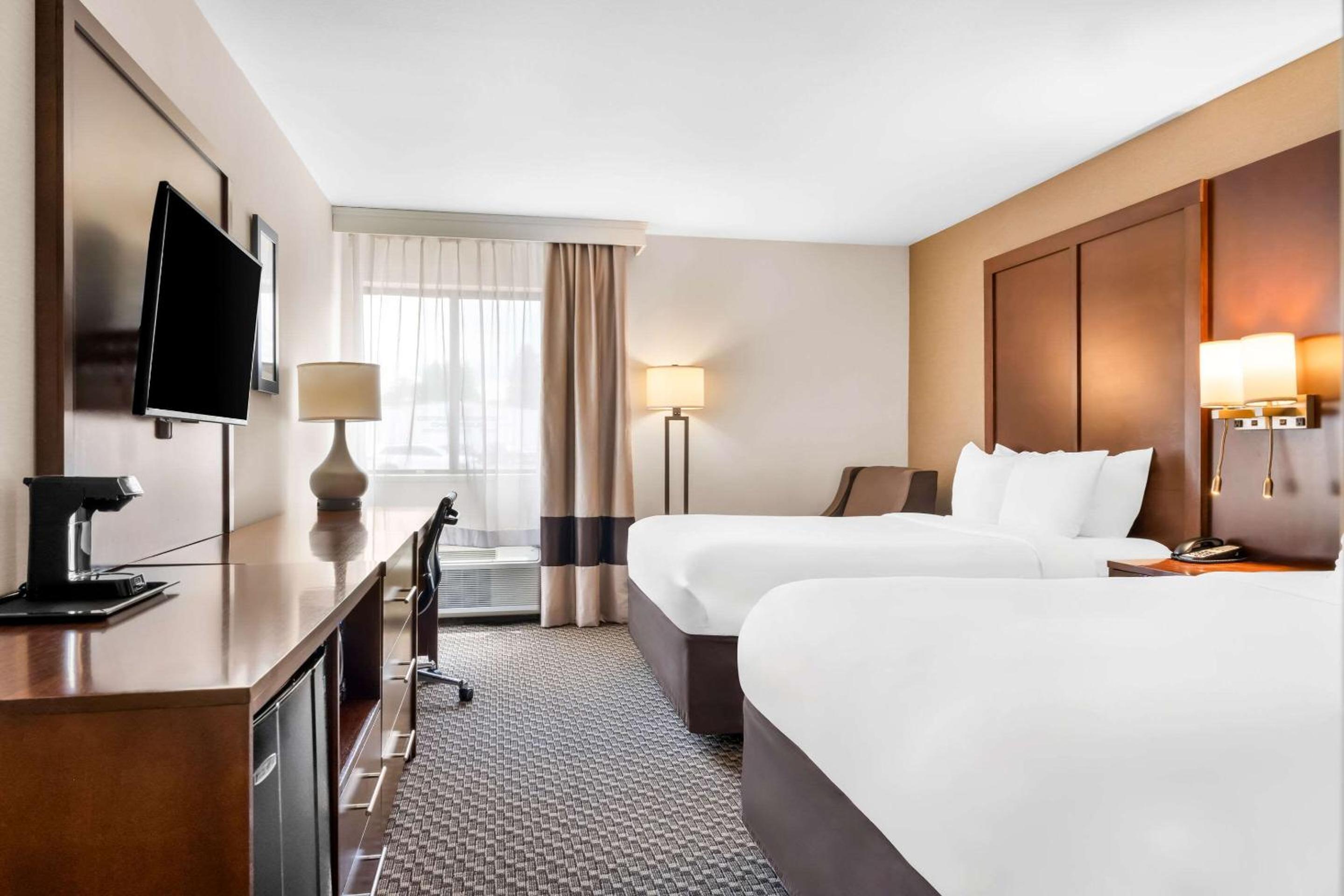 Queen Room with Two Queen Beds - Non-Smoking - Photo 3