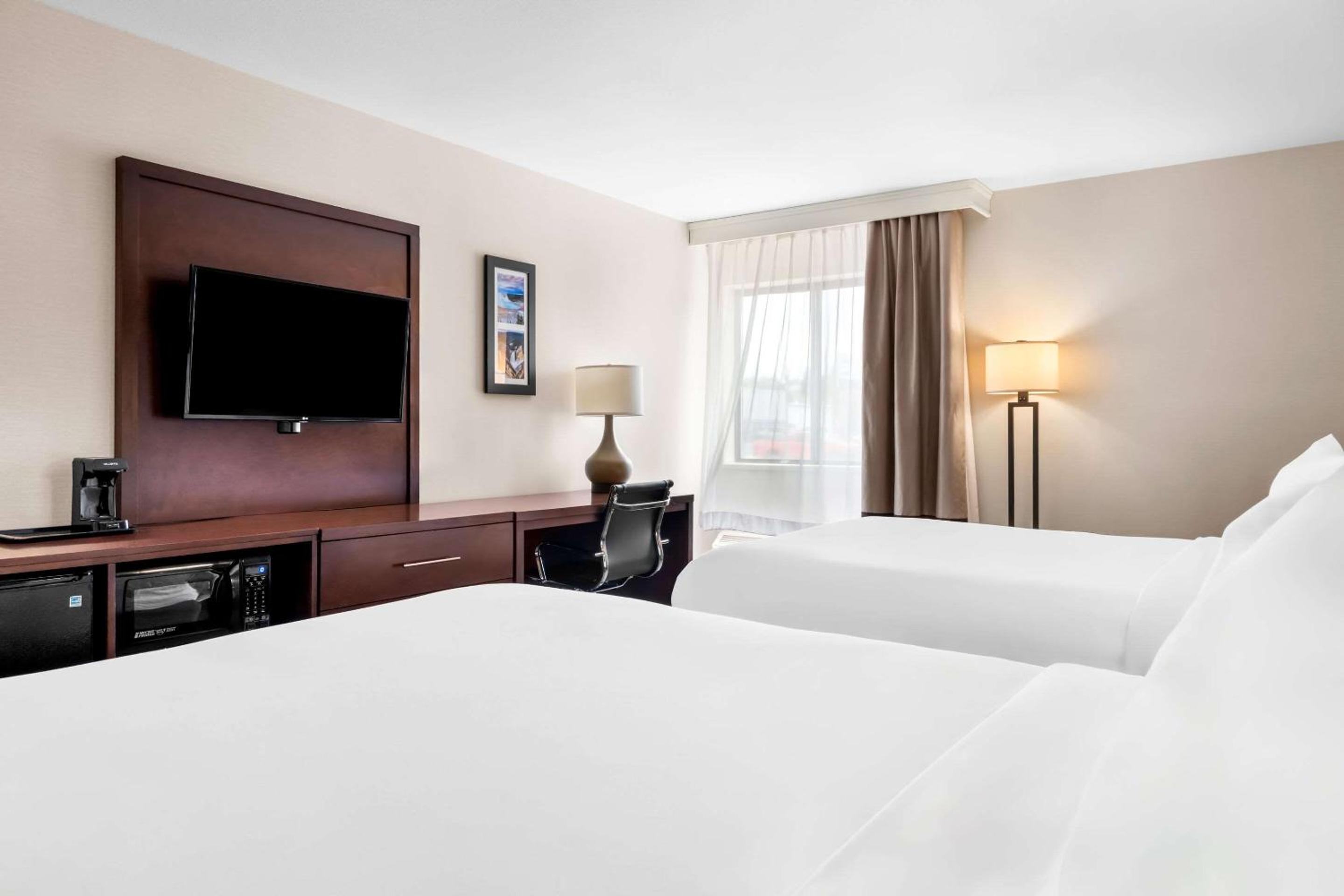Queen Room with Two Queen Beds - Non-Smoking - Photo 4